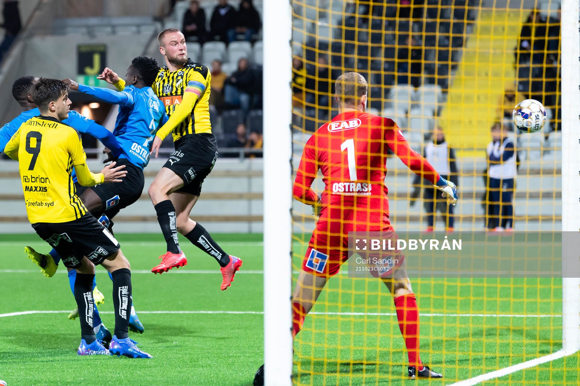 Häckens Alexander Faltsetas nickar bollen