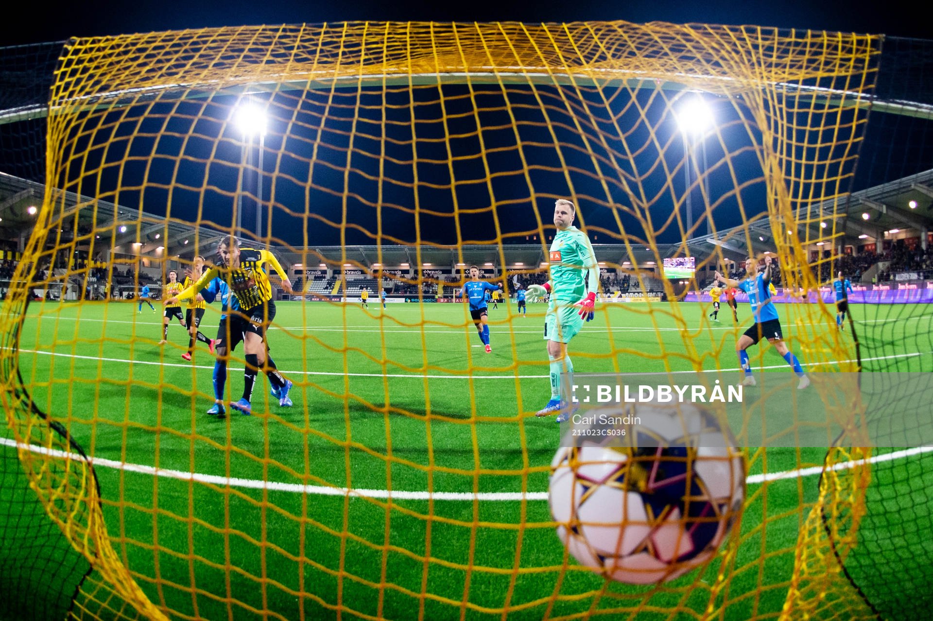 Halmstads Sadat Karim gör 2-2 bakom Häckens målvakt