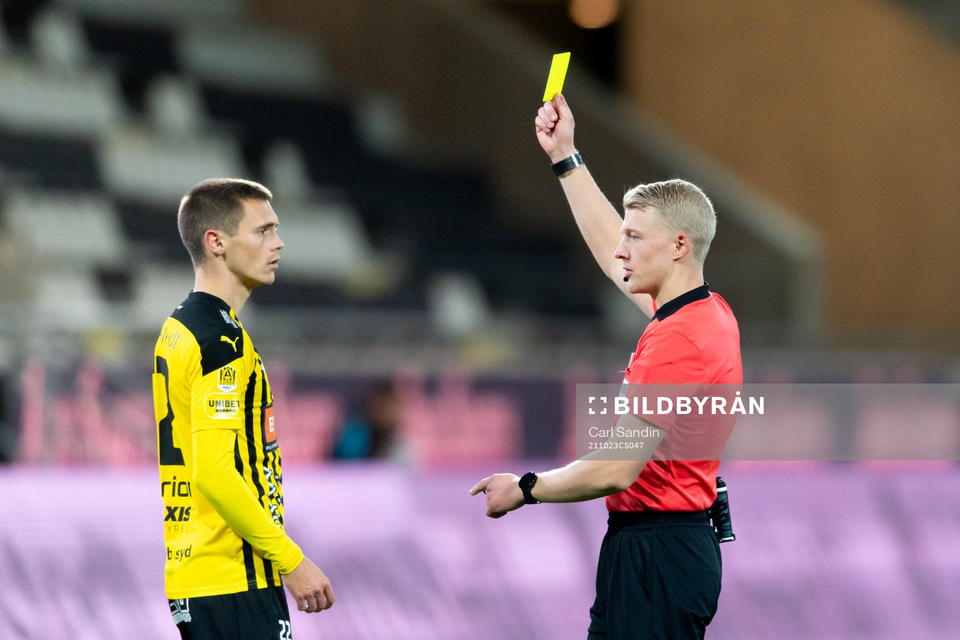 Häckens Tobias Carlsson får gult kort av domare Adam