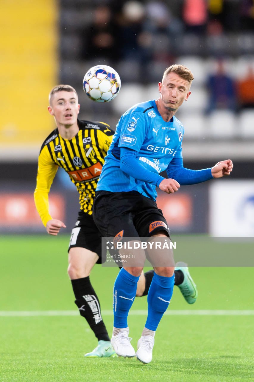Häckens Patrik Wålemark och  Halmstads Andreas Bengtsson