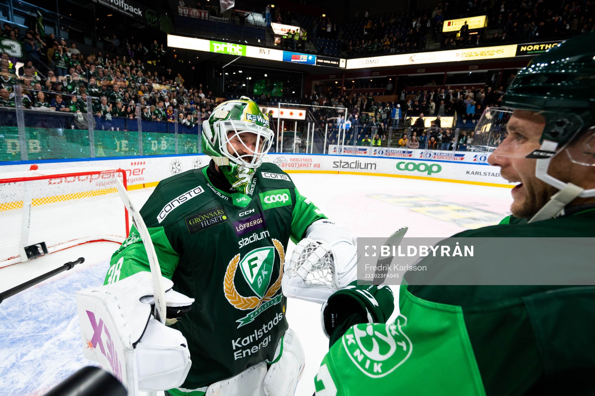 Färjestads målvakt Dominik Furch och Per Åslund jublar