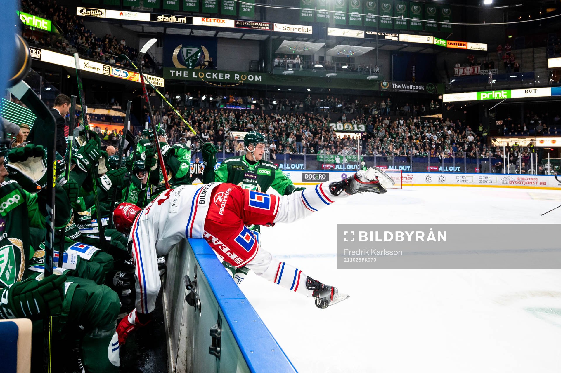 En Timråspelare nästan över sargen