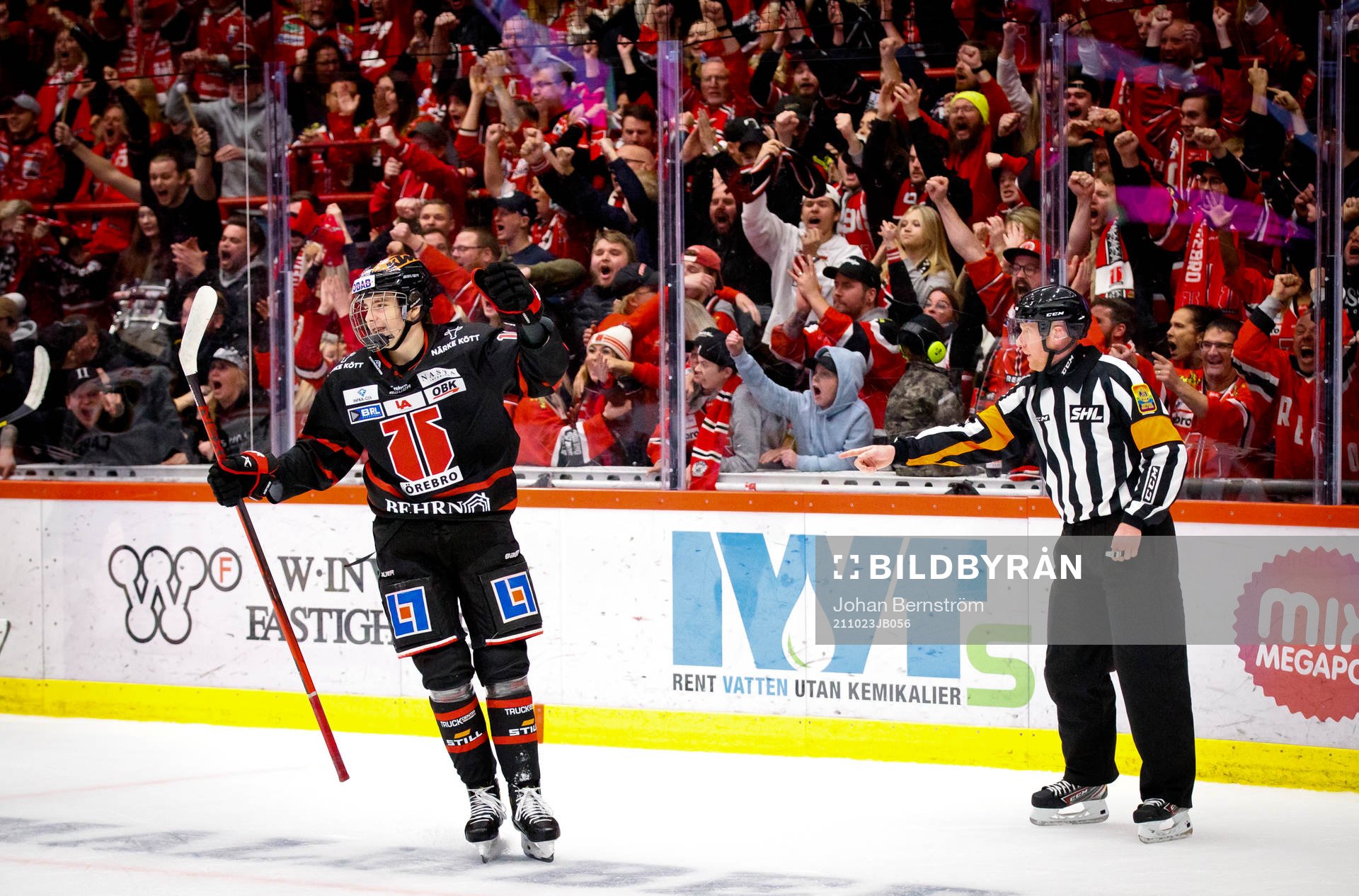 Örebros Leo Carlsson gör 4-3 och jublar