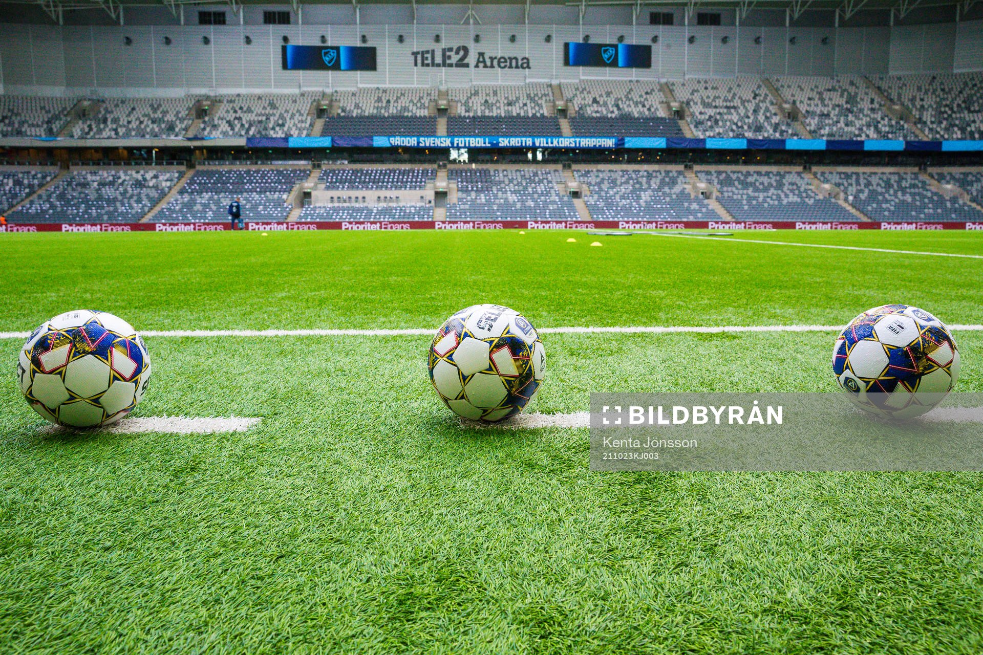 Fotbollar på Tele2 Arena inför fotbollsmatchen i Allsvenskan mellan Djurgården och Kalmar den 23 oktober 2021 i Stockholm. 