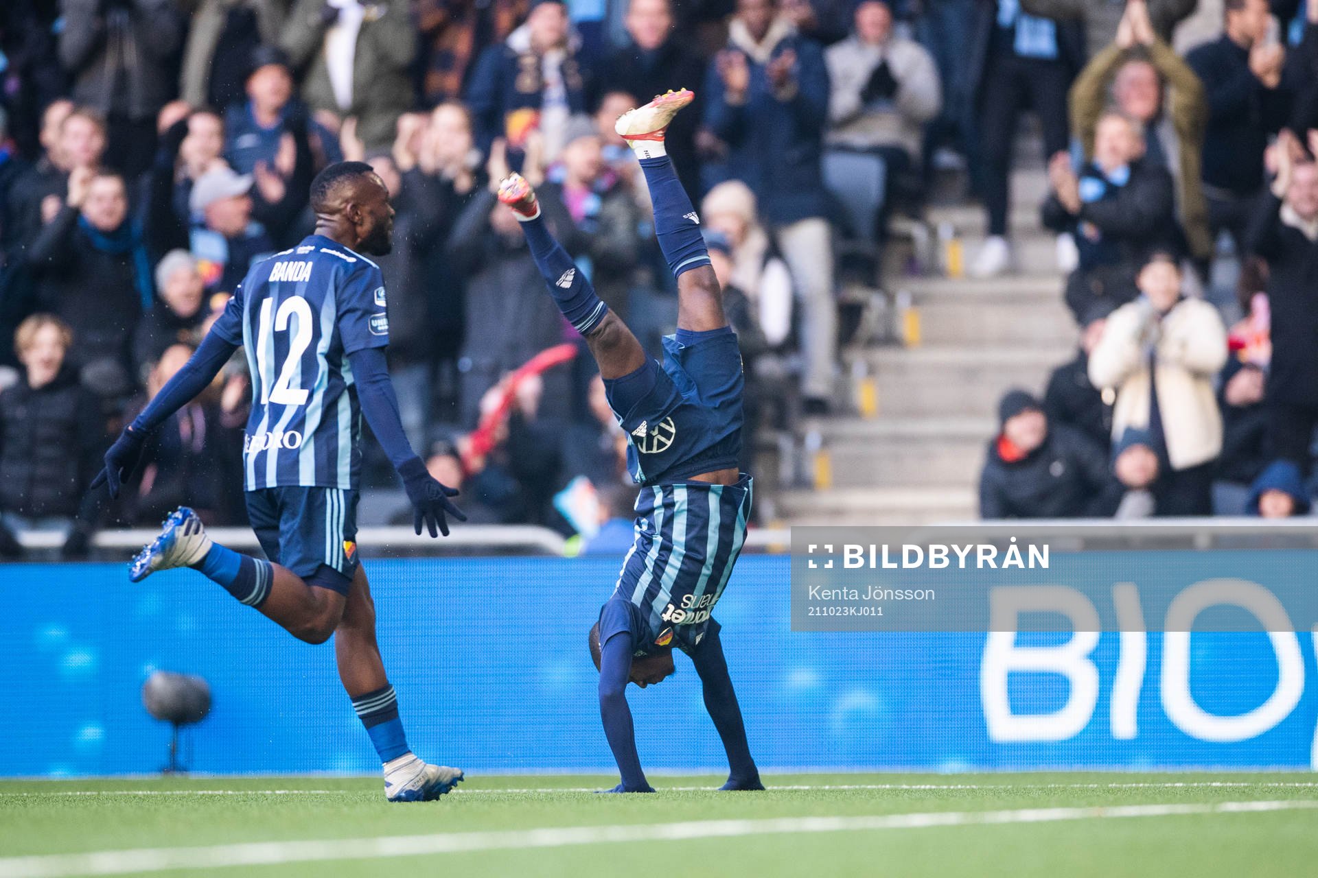 Djurgårdens Edward Chilufya jublar efter 1-0 under fotbollsmatchen i Allsvenskan mellan Djurgården och Kalmar den 23 oktober 2021 i Stockholm.