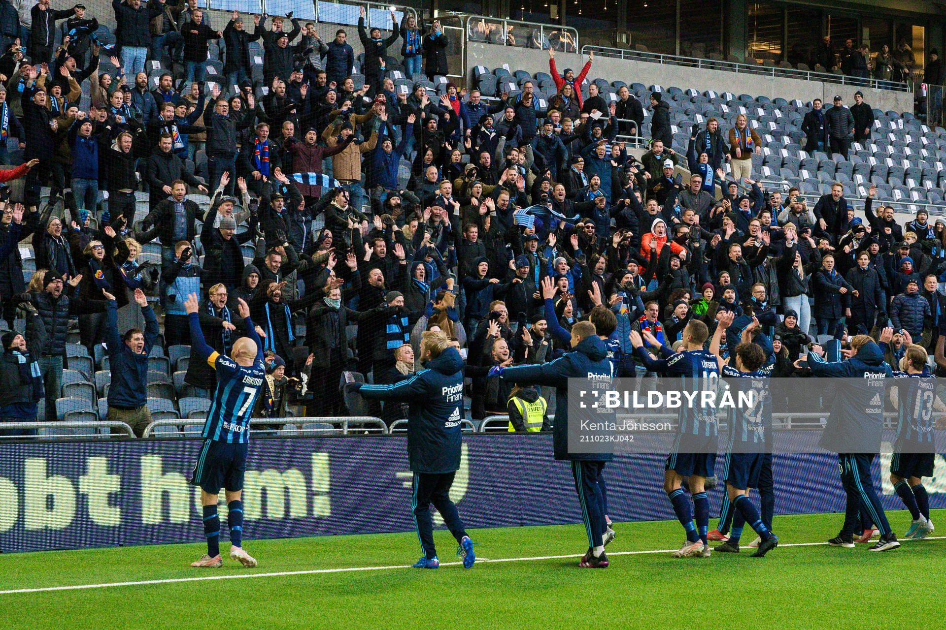 Djurgårdens spelare jublar med supportrar