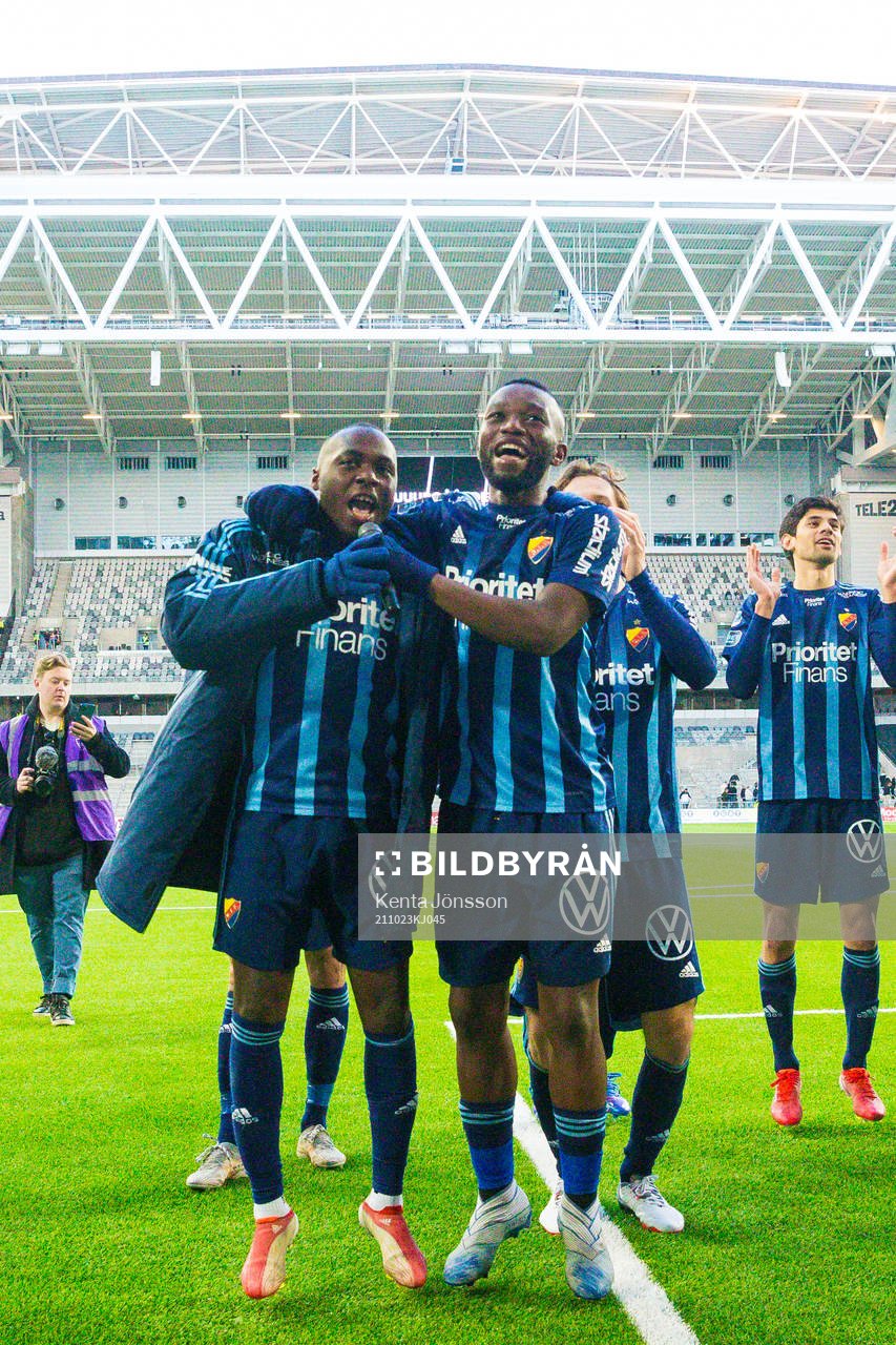 Djurgårdens Edward Chilufya och Emmanuel Banda jublar