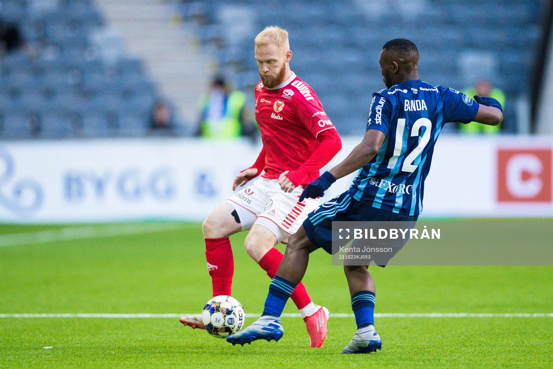 Kalmars Nils Fröling oc Djurgårdens Emmanuel Banda