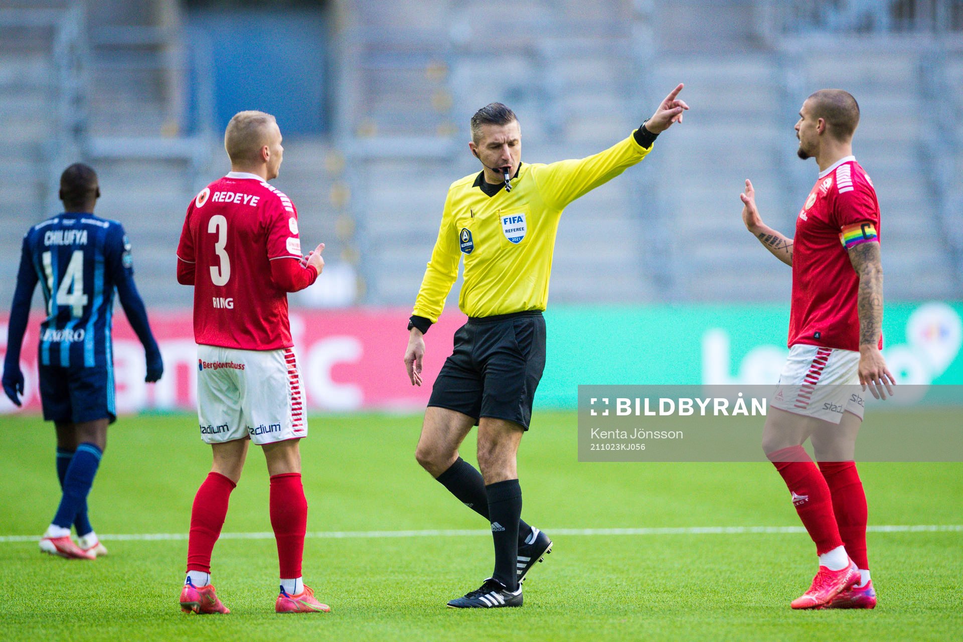 domare Bojan Pandzic med Kalmars Sebastian Ring och Douglas
