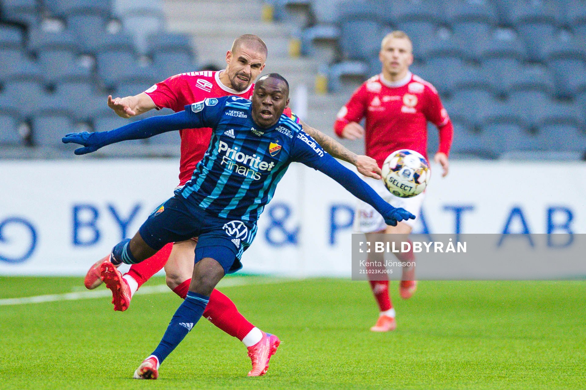 Kalmars Douglas Bergqvist och Djurgårdens Edward Chilufya