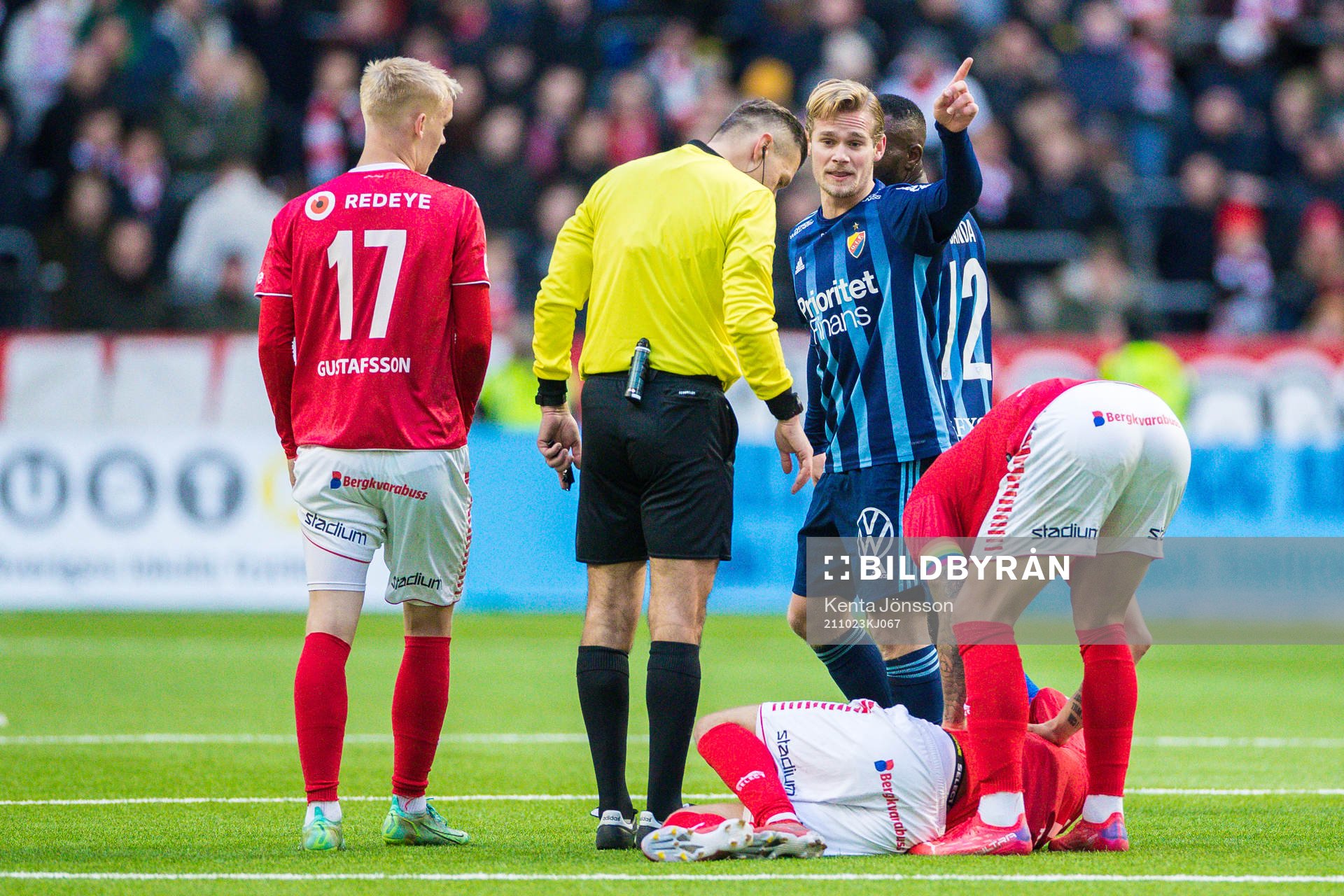 Djurgårdens Hampus Finndell och domare Bojan Pandzic under fotbollsmatchen i Allsvenskan mellan Djurgården och Kalmar den 23 oktober 2021 i Stockholm.