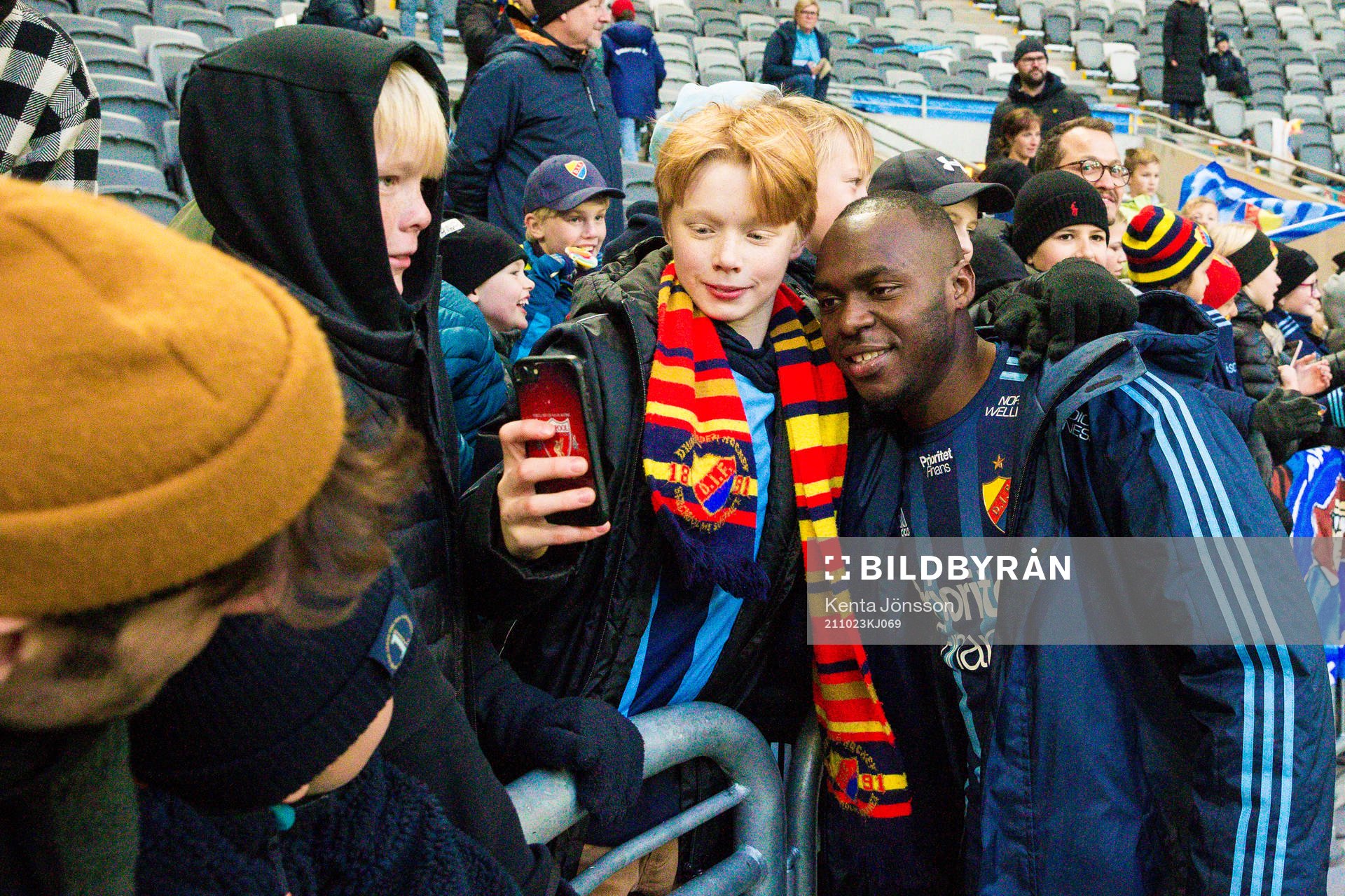 Djurgårdens Edward Chilufya med unga supportrar