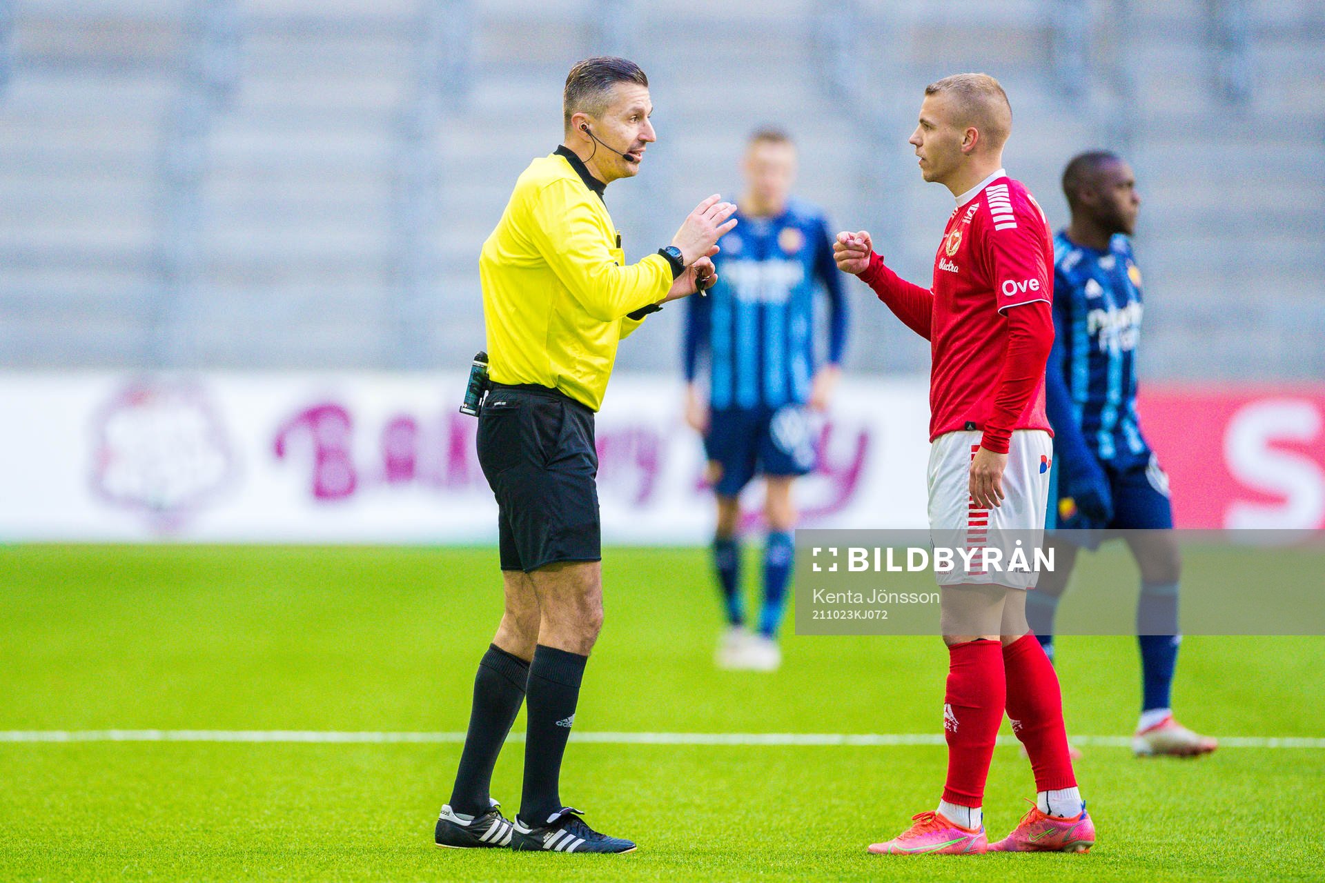 domare Bojan Pandzic och Kalmars Sebastian Ring