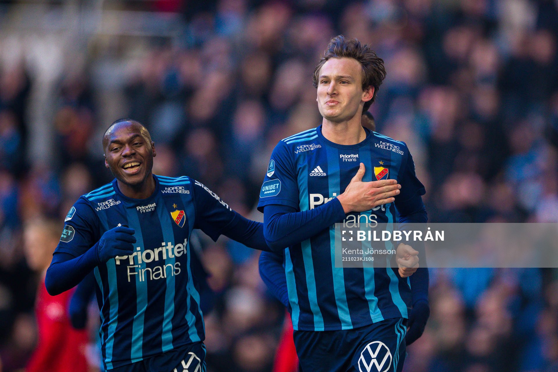 Djurgårdens Edward Chilufya och Hjalmar Ekdal jublar