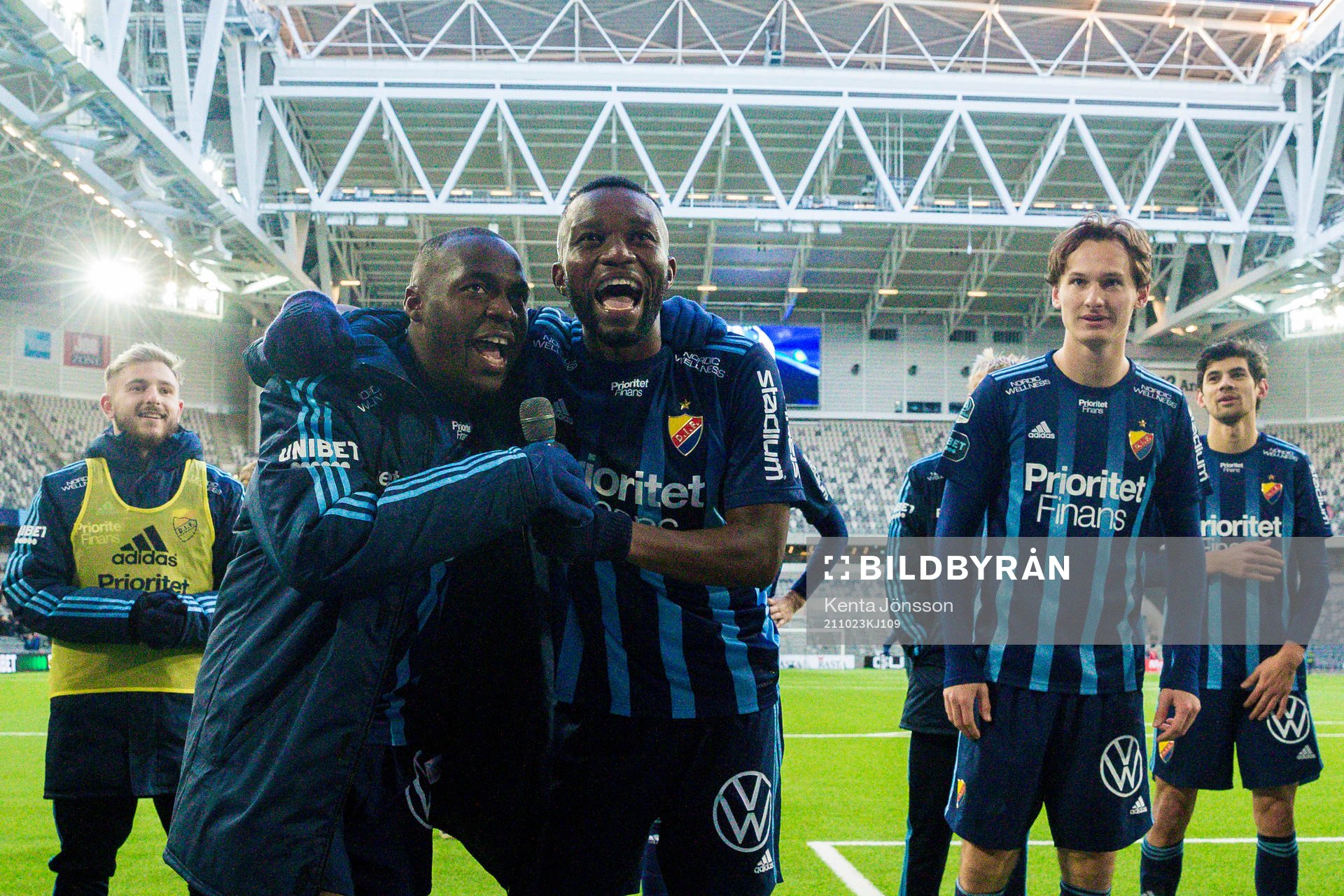 Djurgårdens Edward Chilufya och Emmanuel Banda jublar