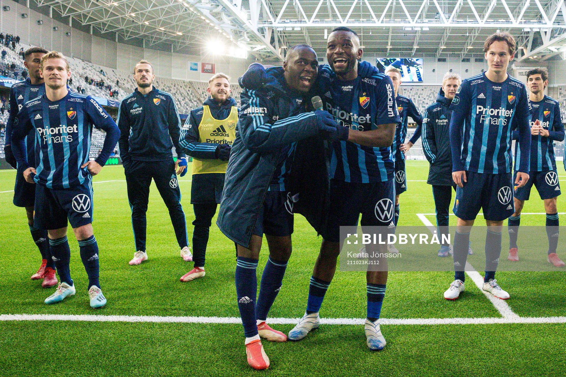Djurgårdens Edward Chilufya (m) och Emmanuel Banda (m)
