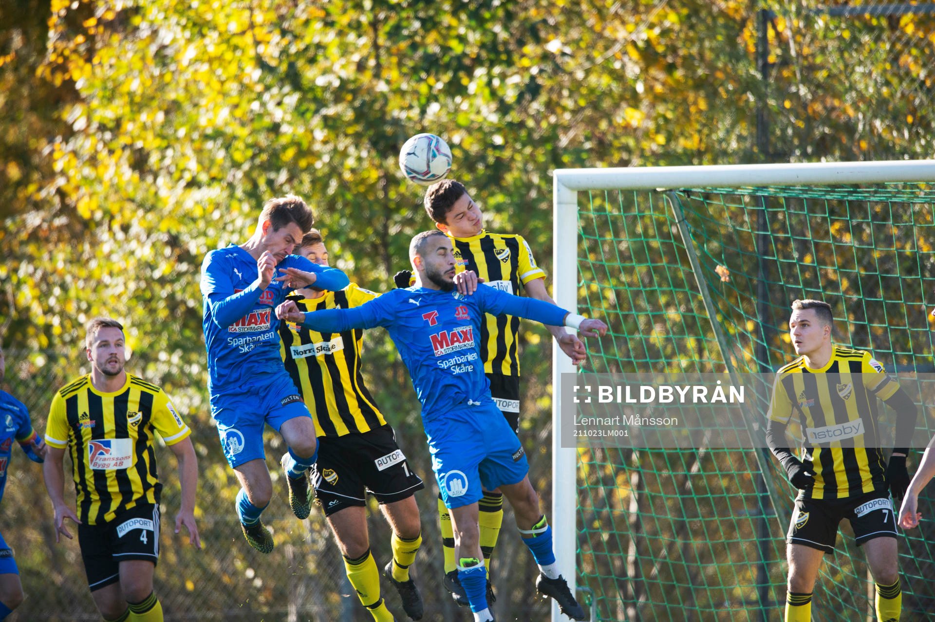 IFK Hässleholms Isak Orajärvi nickar undan framför Nosabys Mohammed Hamdan i matchen i division 2 mellan Nosaby IF och IFK Hässleholm i Kristianstad 23 oktober 2021.
