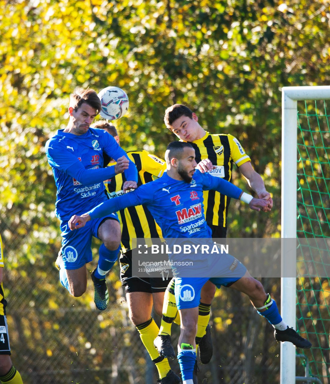 IFK Hässleholms Isak Orajärvi nickar undan framför Nosabys Mohammed Hamdan och Andreas Grahm i matchen i division 2 mellan Nosaby IF och IFK Hässleholm i Kristianstad 23 oktober 2021.