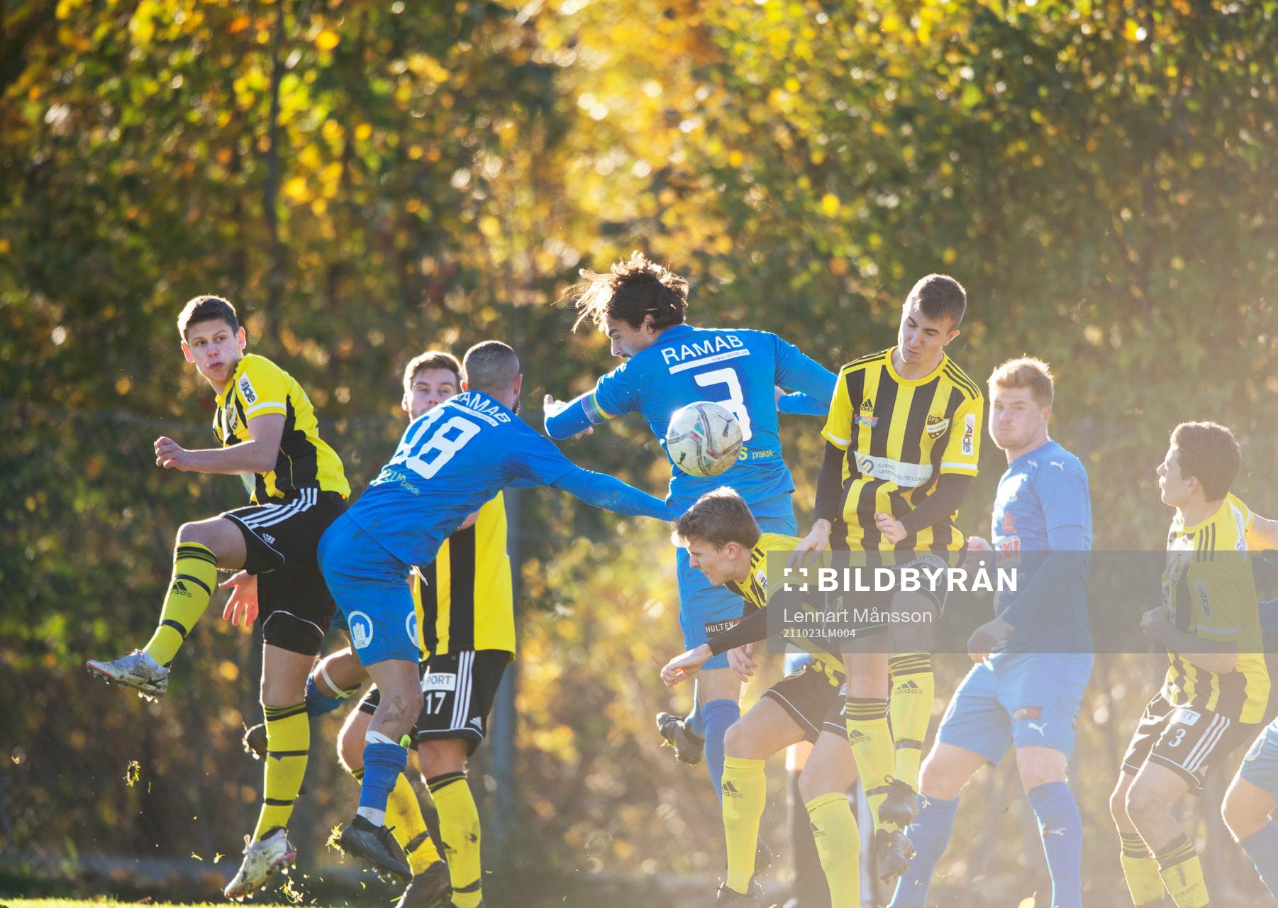 Luftduell i matchen i division 2 mellan Nosaby IF och IFK