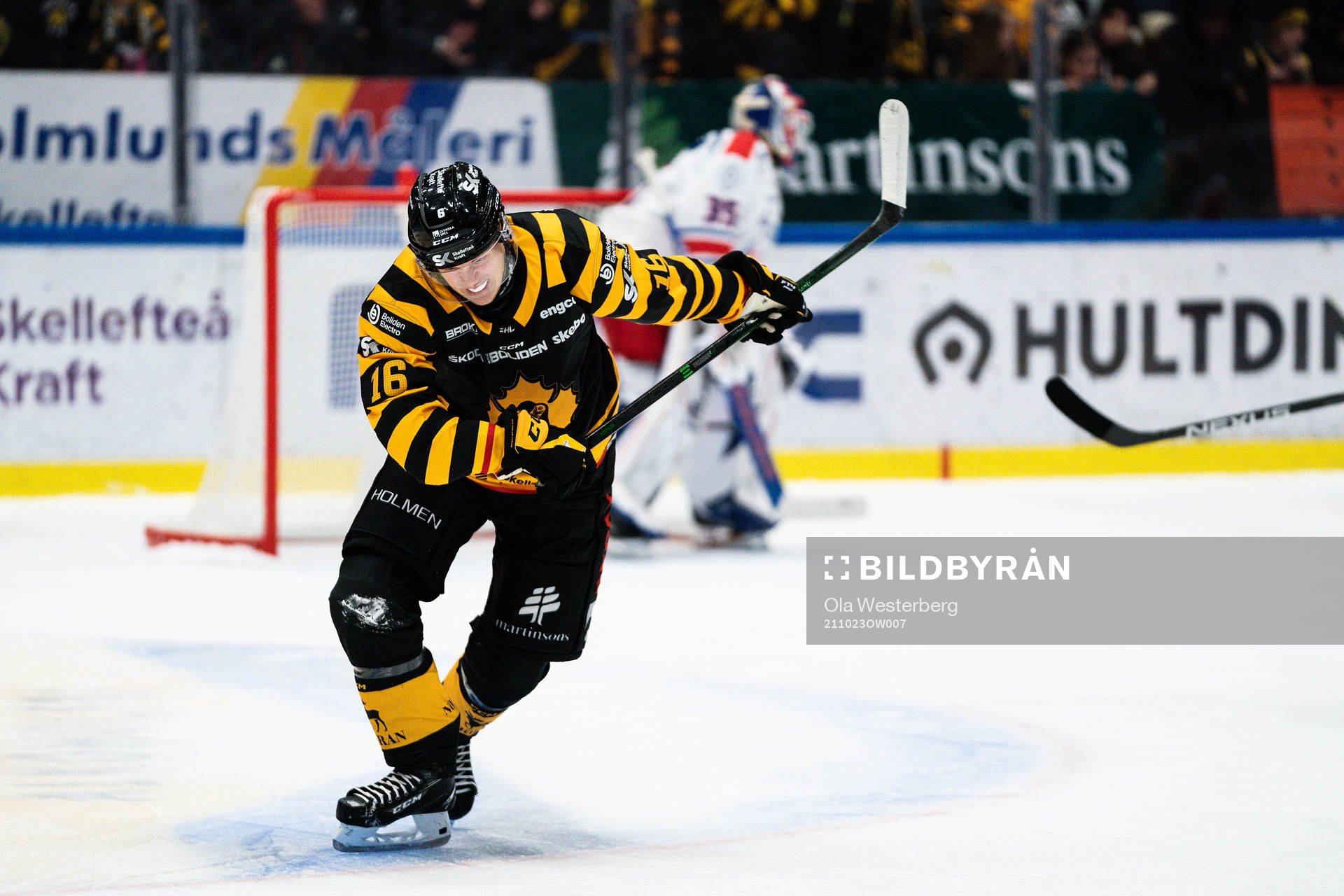 Skellefteås Linus Lindström lämnar isen skadad