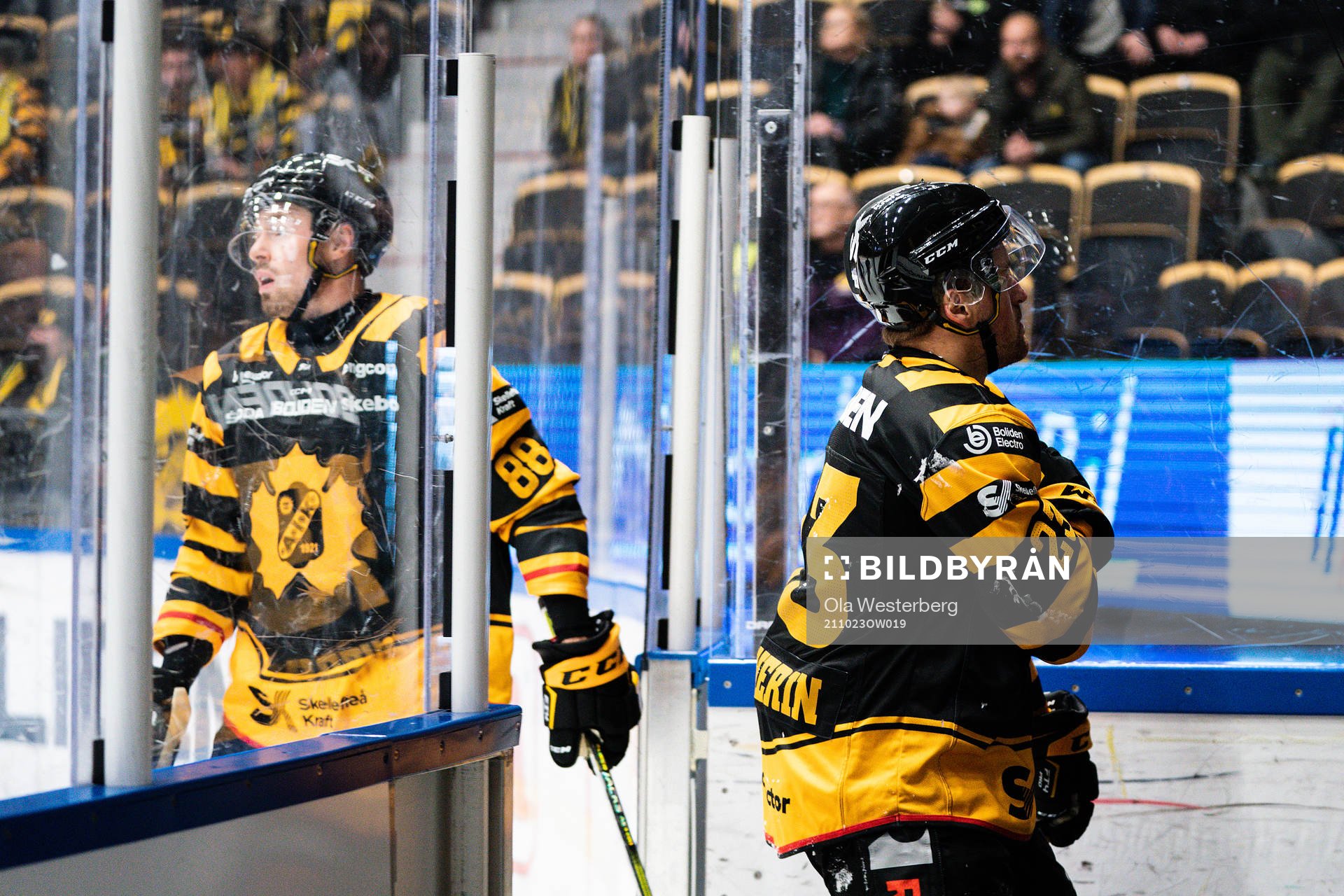 Skellefteås Adam Mascherin lämnar isen skadad