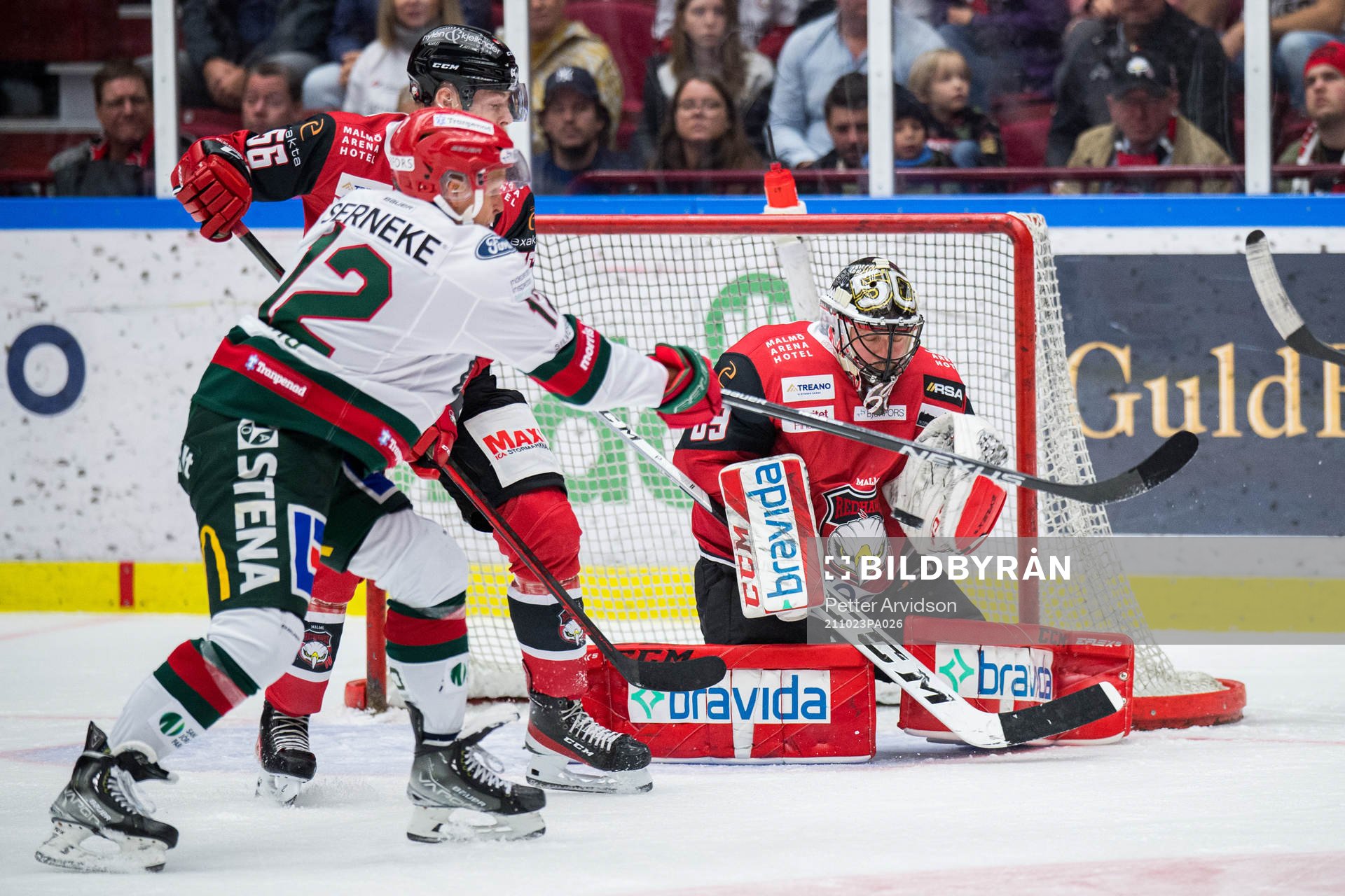 Frölundas Max Friberg oroar mot Malmö Redhawks målvakt