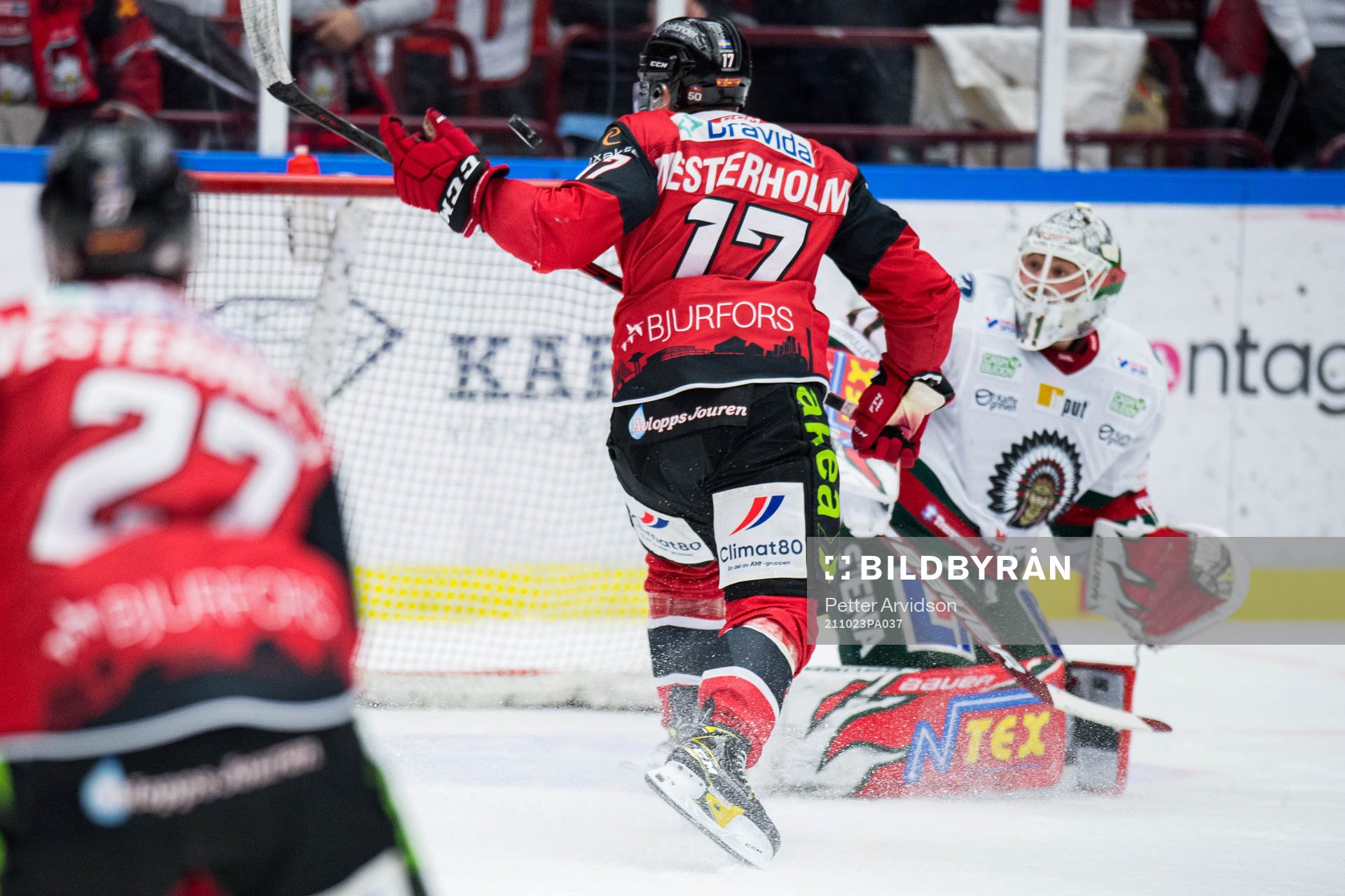 Malmö Redhawks Pathrik Westerholm gör 1-0 med handen,