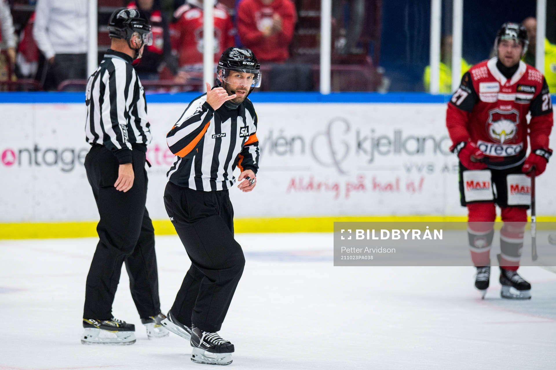 Domare Marcus Linde tecknar att Malmö Redhawks 1-0 mål