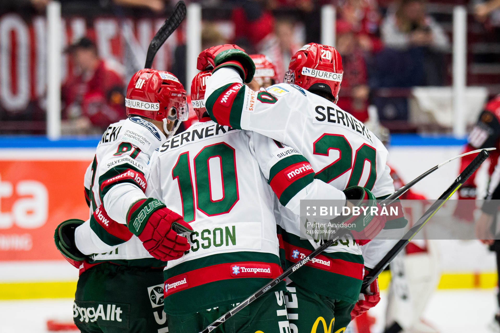 Frölundas Jens Olsson jublar med lagkamrater
