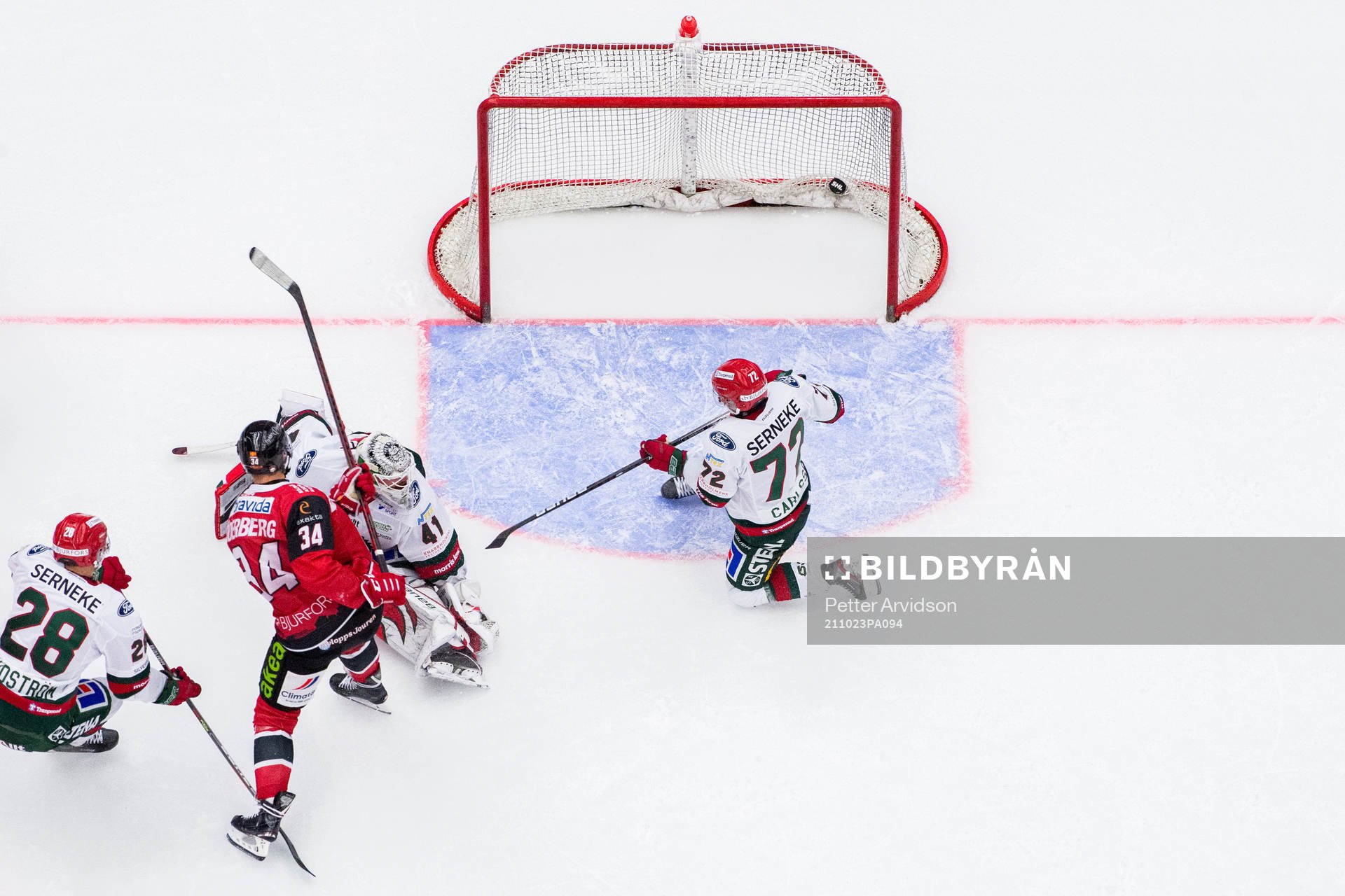 Malmö Redhawks Carl Söderberg skjuter in 1-2 målet bakom