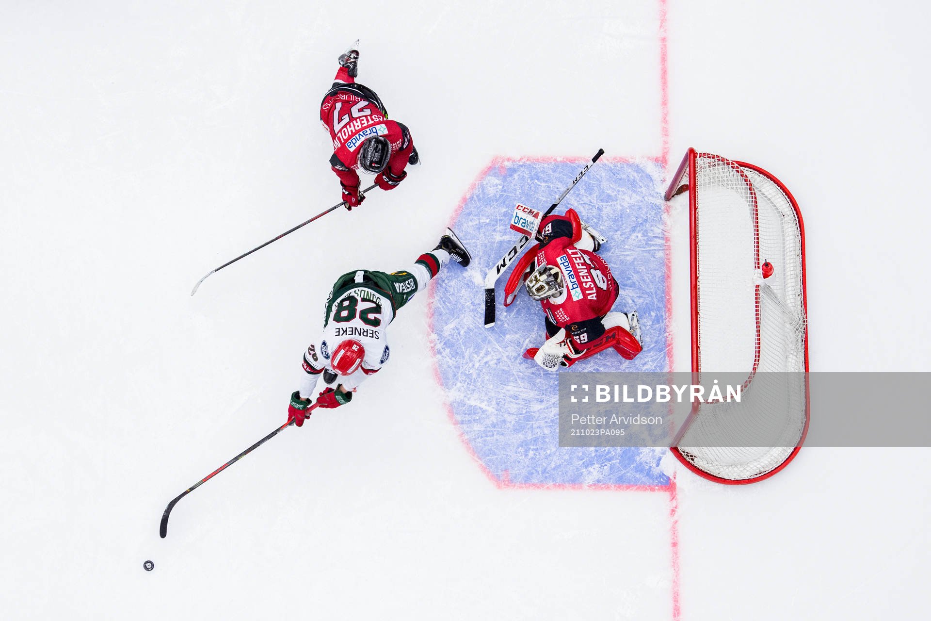 Frölundas Johan Sundström oroar mot Malmö Redhawks