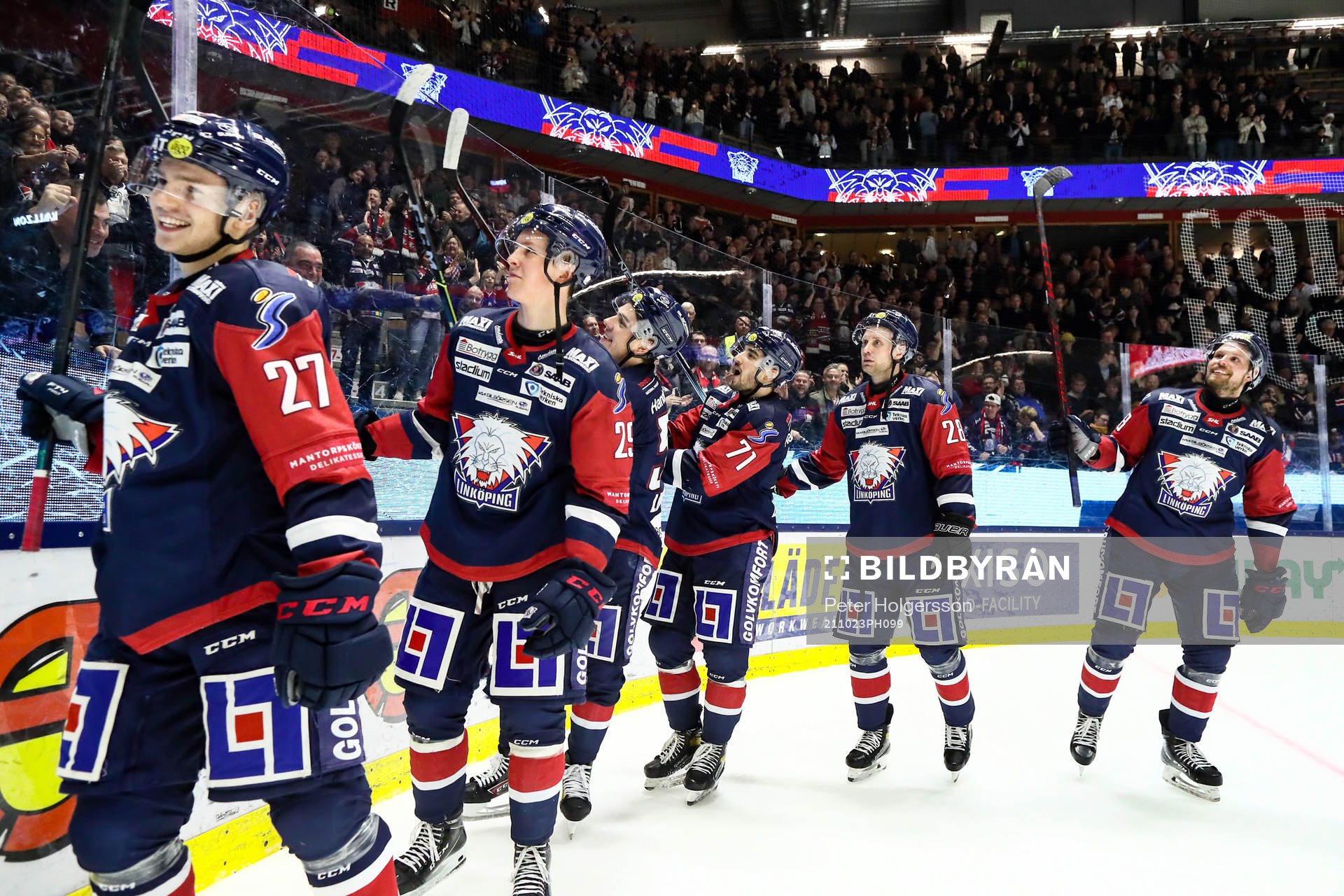Linköpings spelare med bl.a. nye John Nyberg jublar och