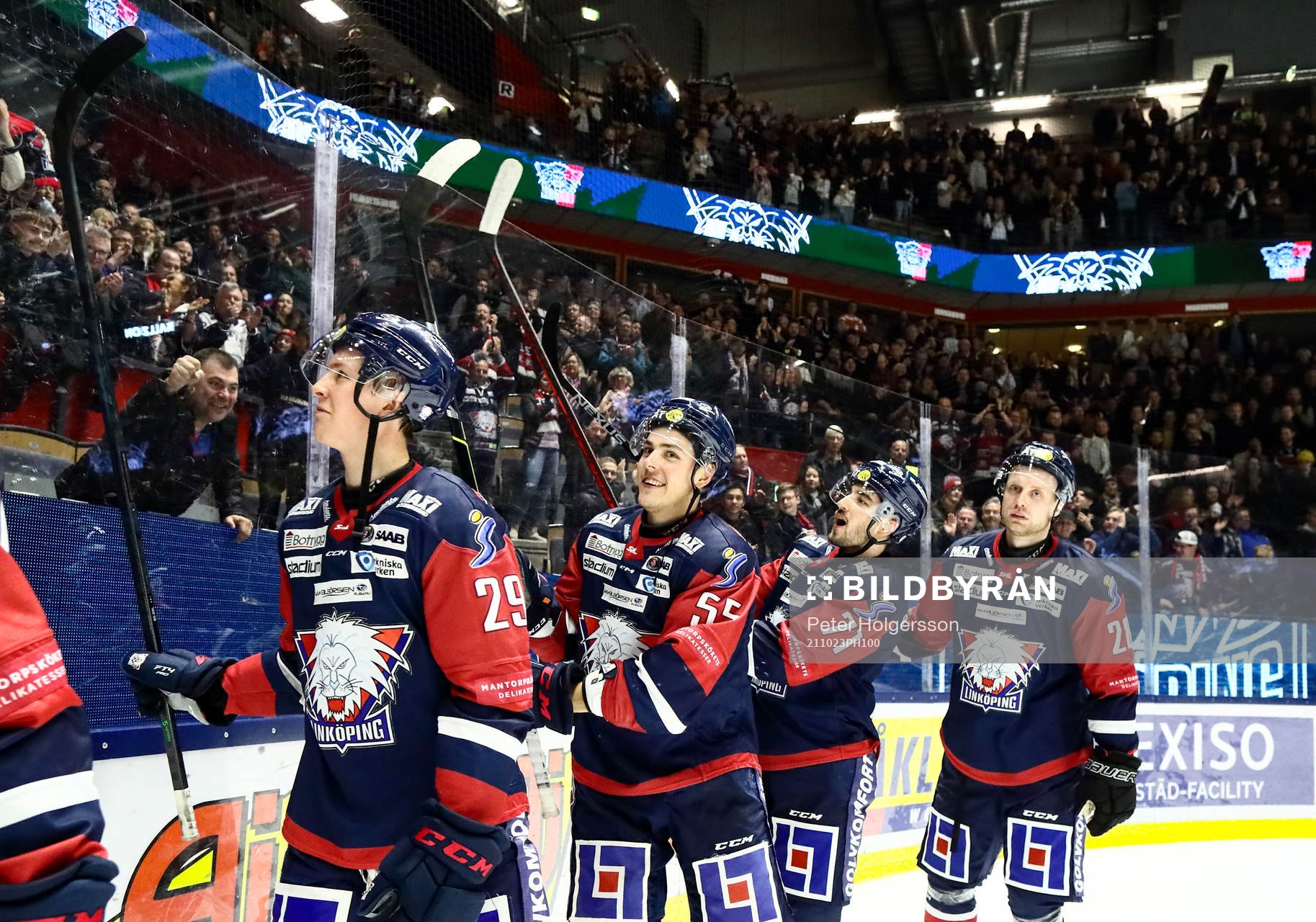 Linköpings spelare med bl.a. nye John Nyberg jublar och