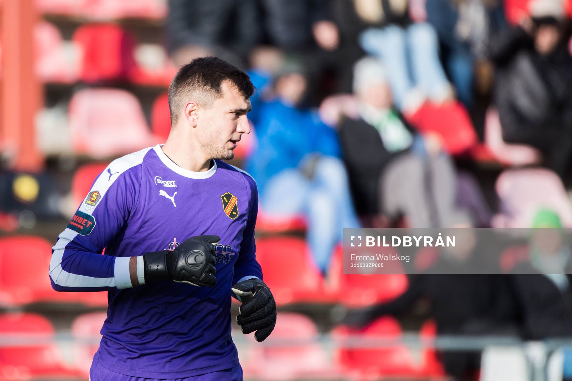 Vasalunds målvakt Radu Mitu under fotbollsmatchen i Superettan mellan Vasalund och Västerås SK den 23 oktober 2021 i Stockholm. 