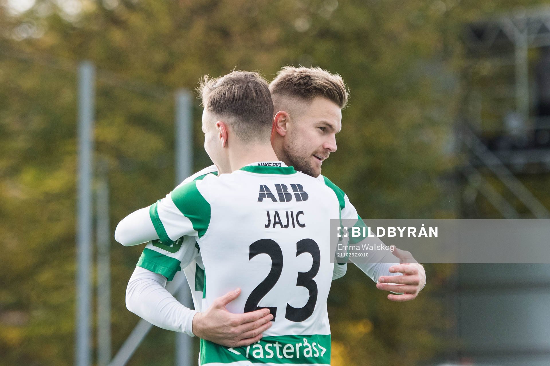 Västerås Dusan Jajic och Erik Björndahl jublar efter 1-0 under fotbollsmatchen i Superettan mellan Vasalund och Västerås SK den 23 oktober 2021 i Stockholm.
