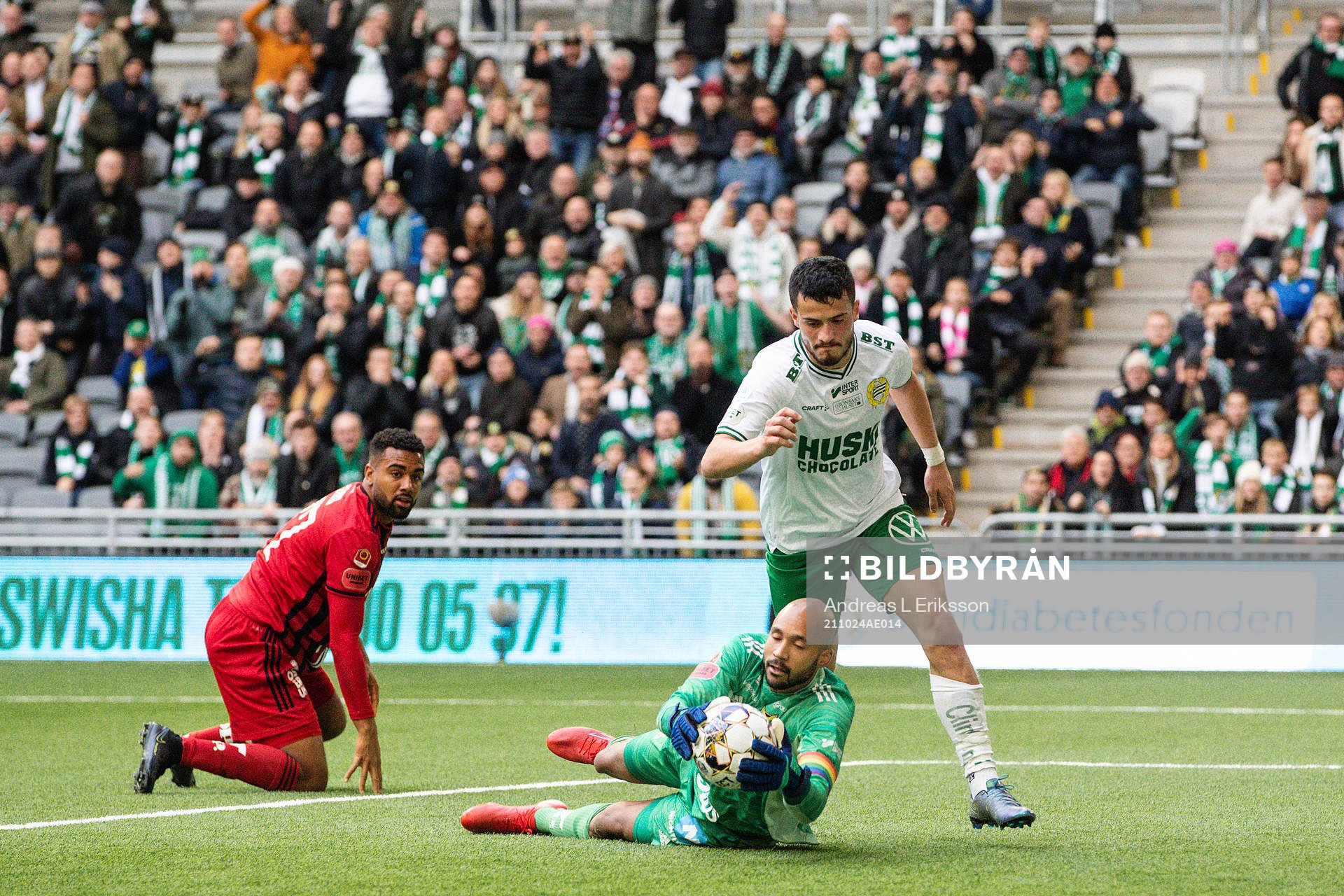 Östersunds målvakt Aly Keita och Blair Turgott mot