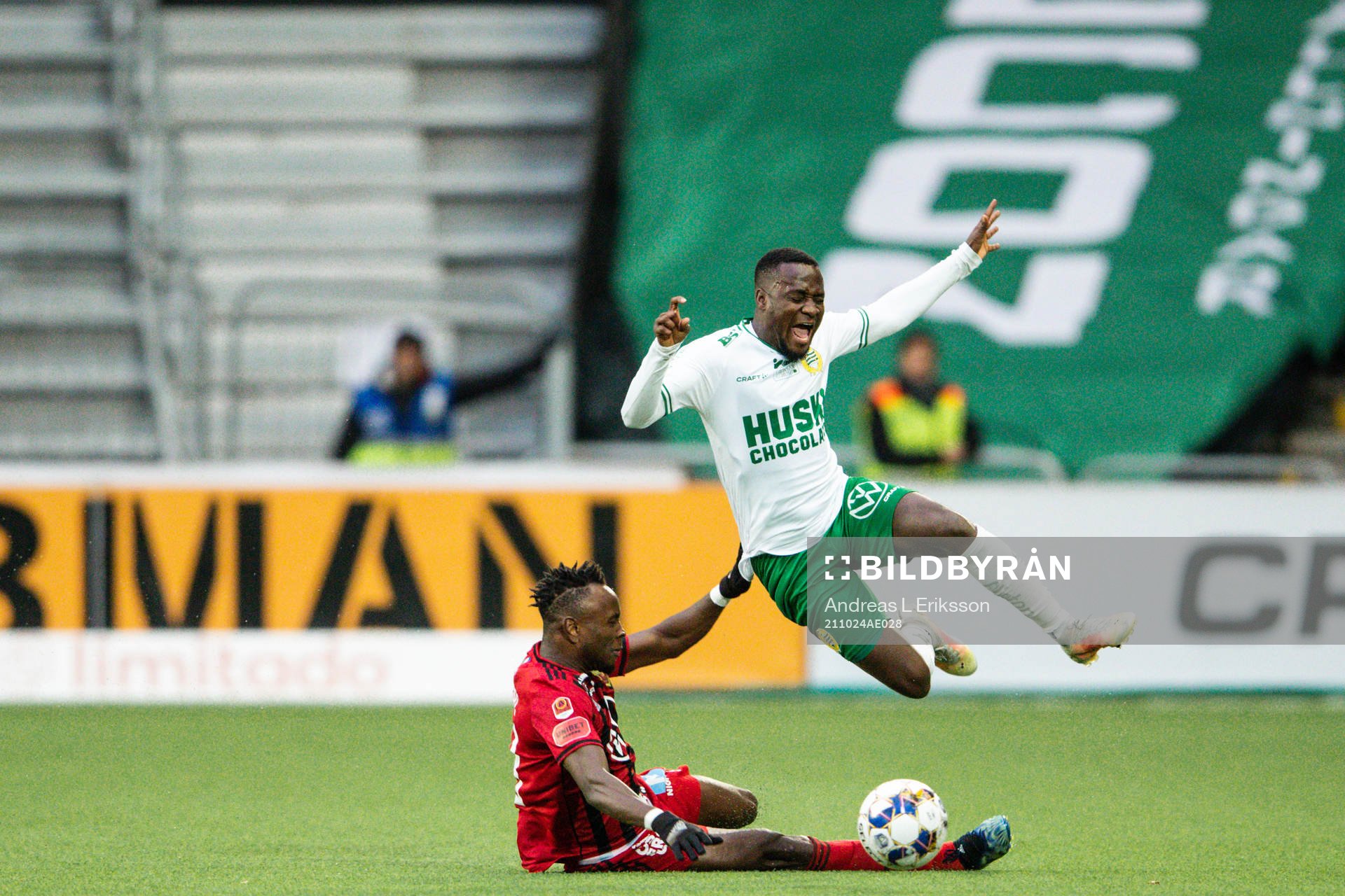Östersunds Samuel Mensiro och Hammarbys David Accam i en