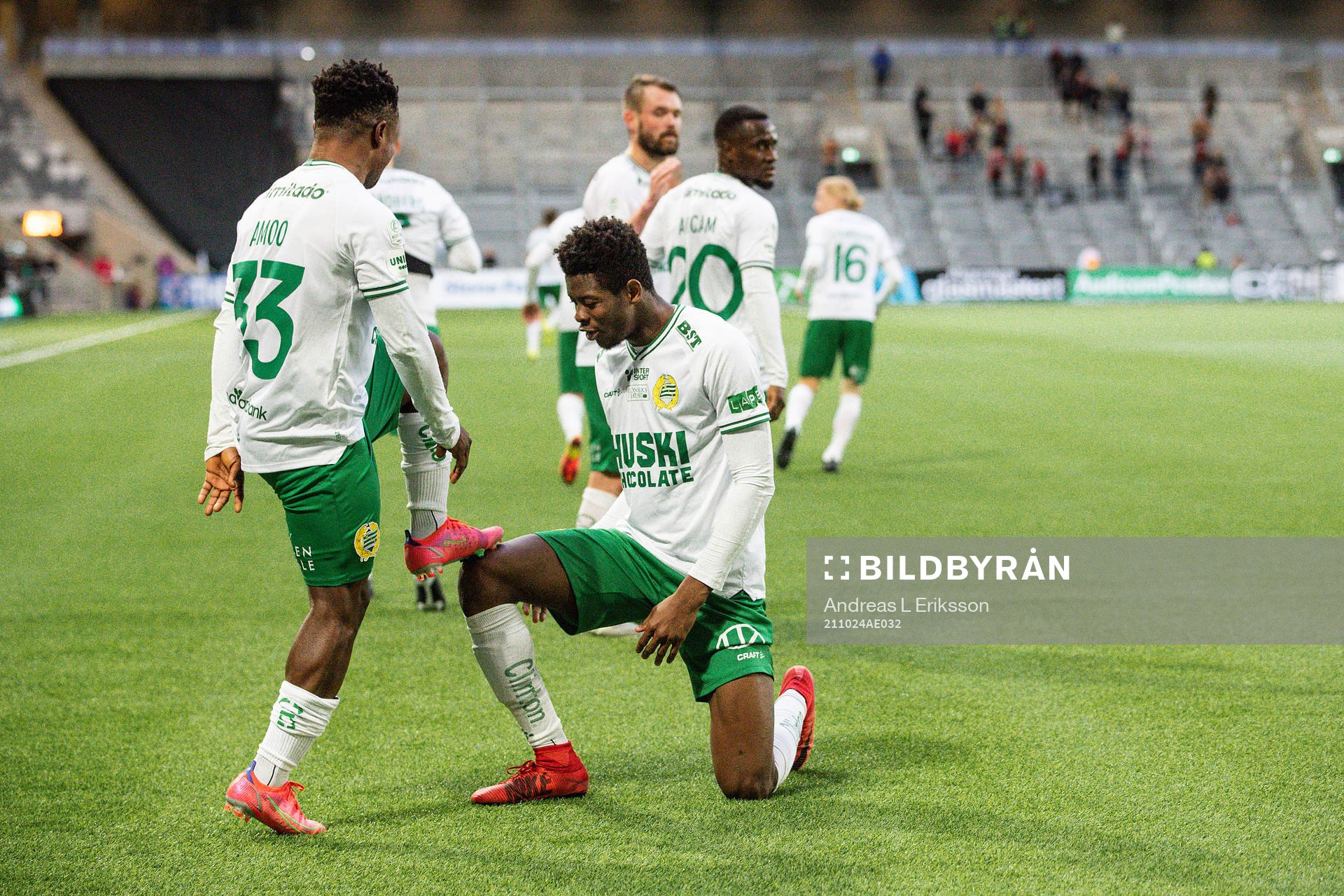 Hammarbys Akinkunmi Amoo och Aziz Mohammed Ouattara jublar efter 4-3 under fotbollsmatchen i Allsvenskan mellan Hammarby och Östersund den 24 oktober 2021 i Stockholm.