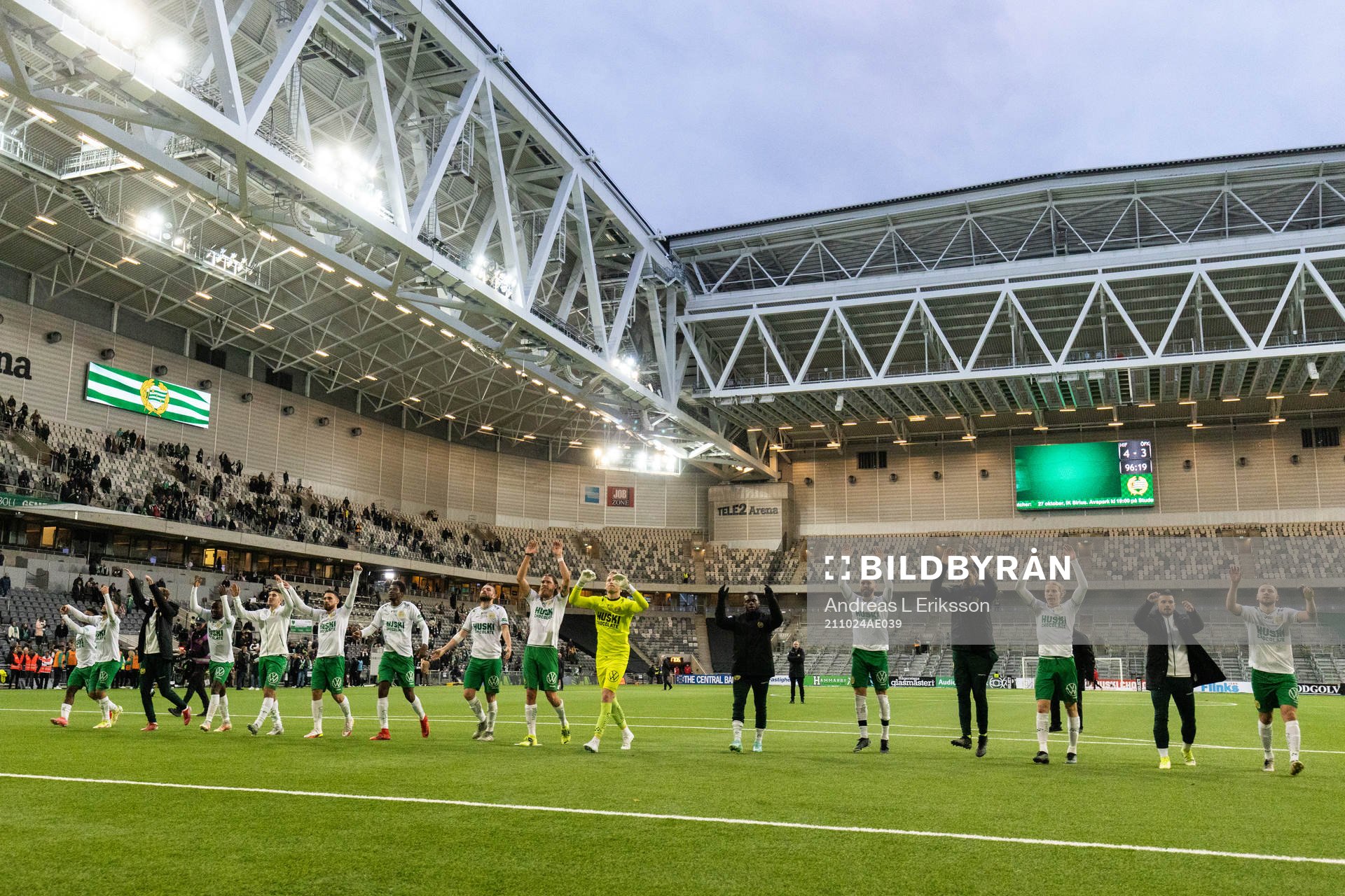 Hammarbys spelare jublar efter fotbollsmatchen i Allsvenskan mellan Hammarby och Östersund den 24 oktober 2021 i Stockholm. 