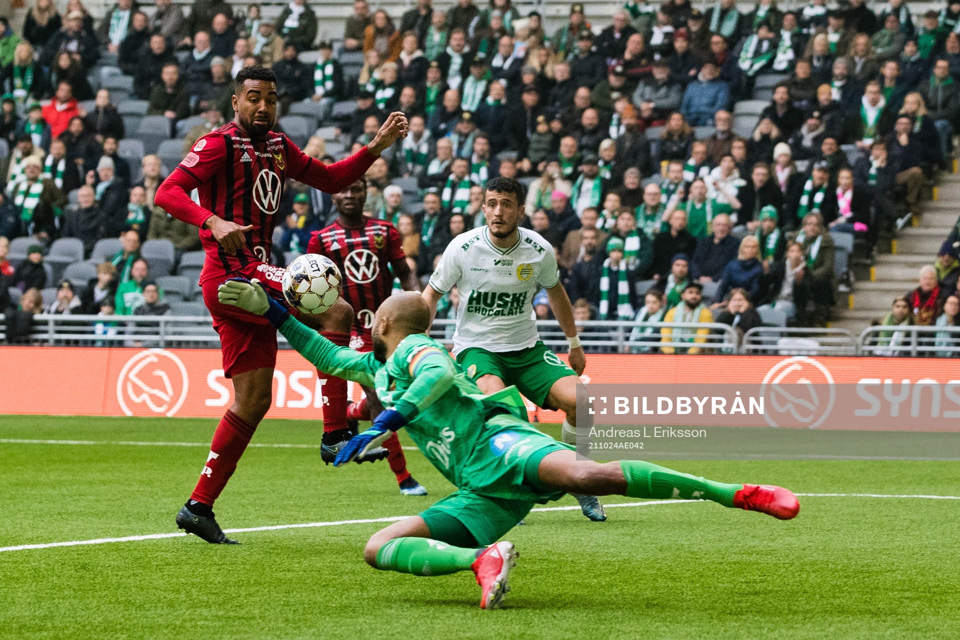 Östersunds Noah Sonko Sundberg och målvakt Aly Keita