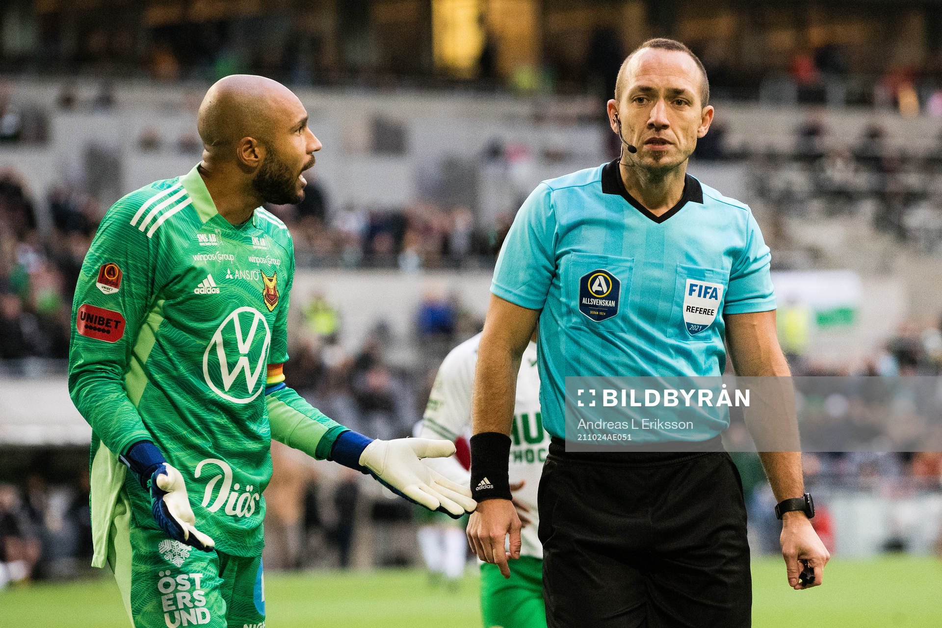 Östersunds målvakt Aly Keita talar med domare Kaspar