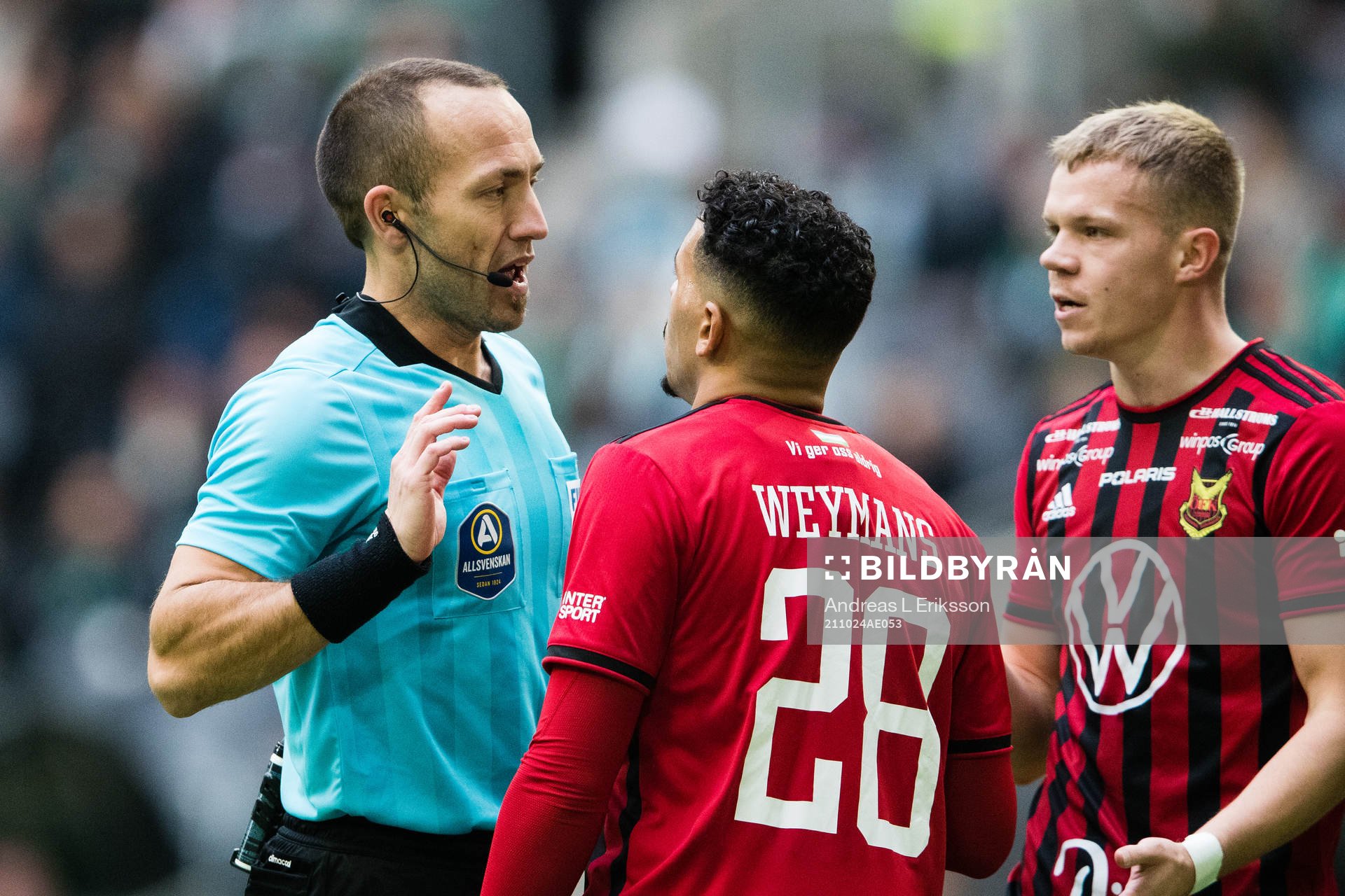 Domare Kaspar Sjöberg talar med Östersunds Marco Weymans