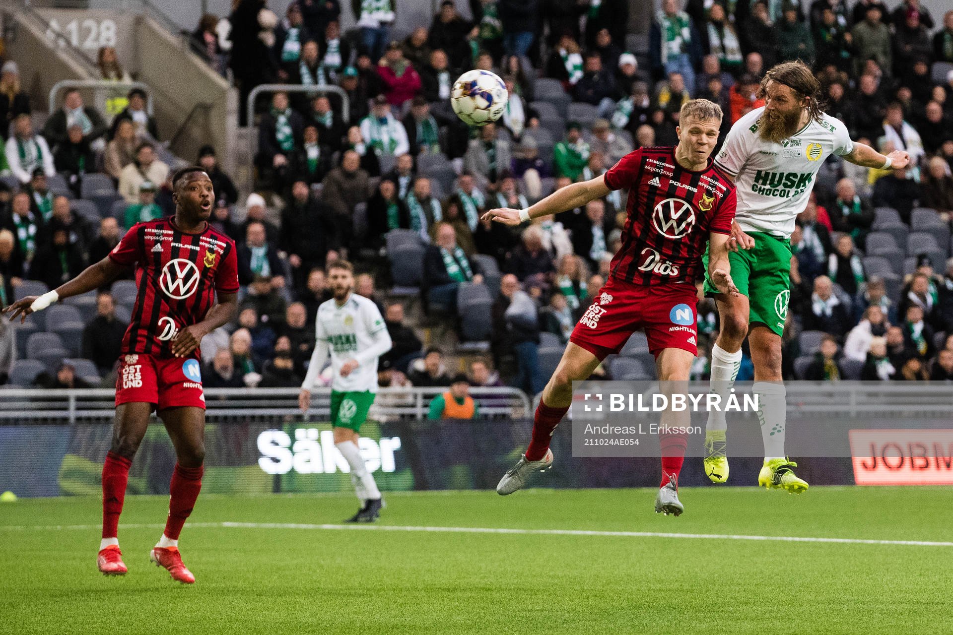 Östersunds Eirik Haugan i en nickduell med Hammarbys