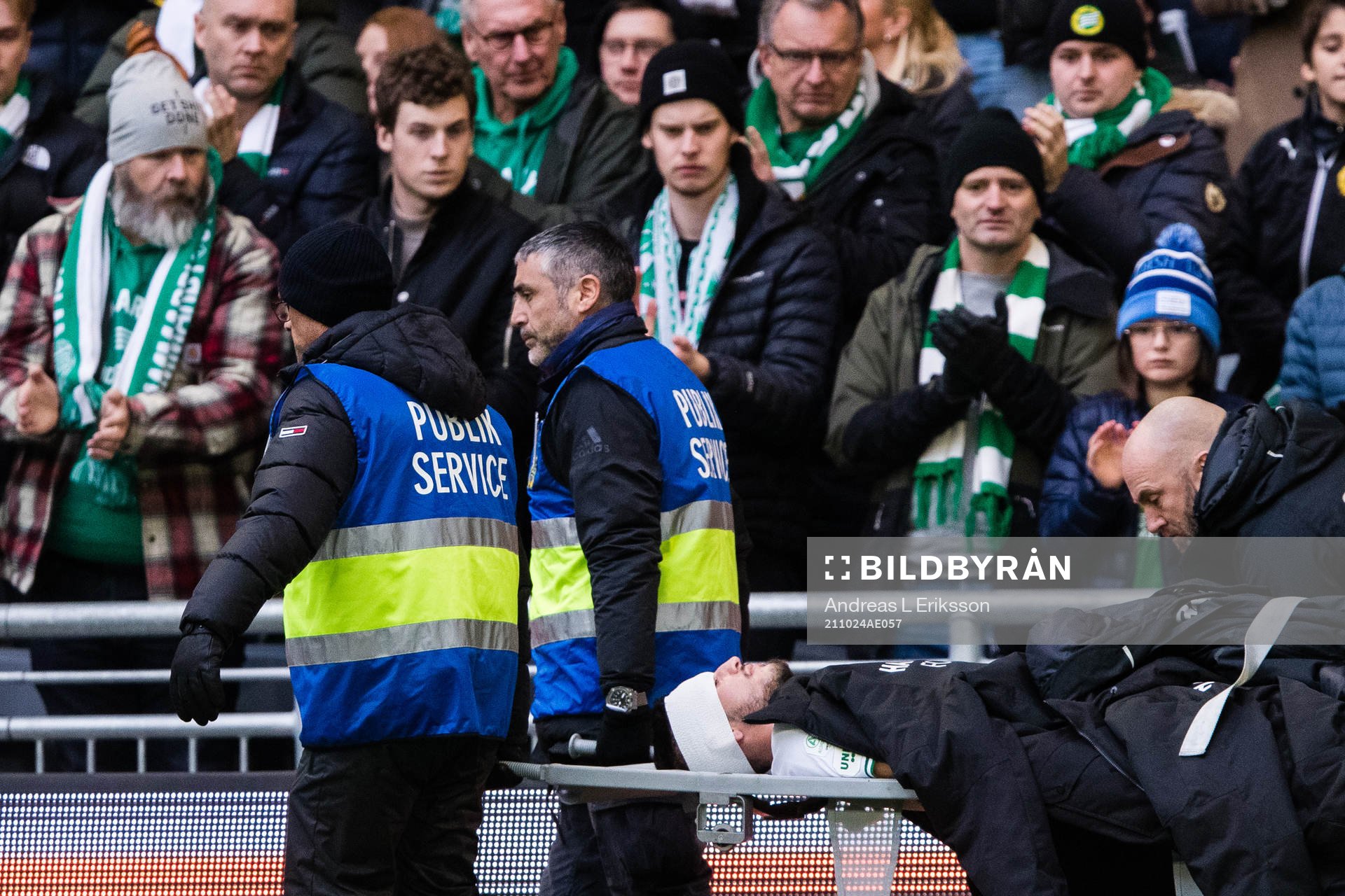 Hammarbys Astrit Selmani bärs ut på bår