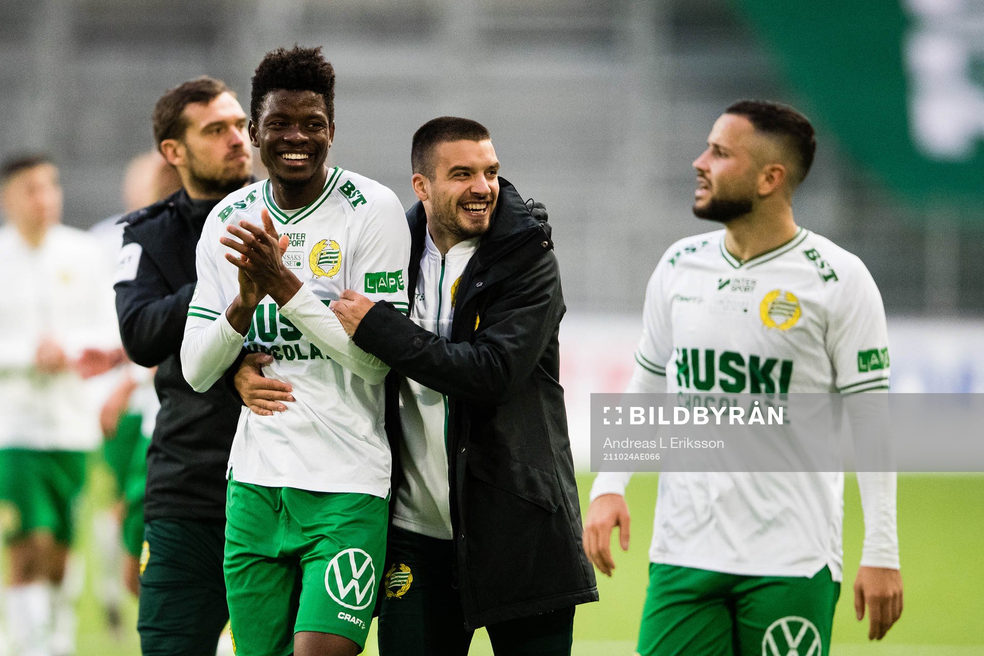Hammarbys Aziz Mohammed Ouattara, Vladimir Rodic och Mohanad Jeahze jublar efter fotbollsmatchen i Allsvenskan mellan Hammarby och Östersund den 24 oktober 2021 i Stockholm.