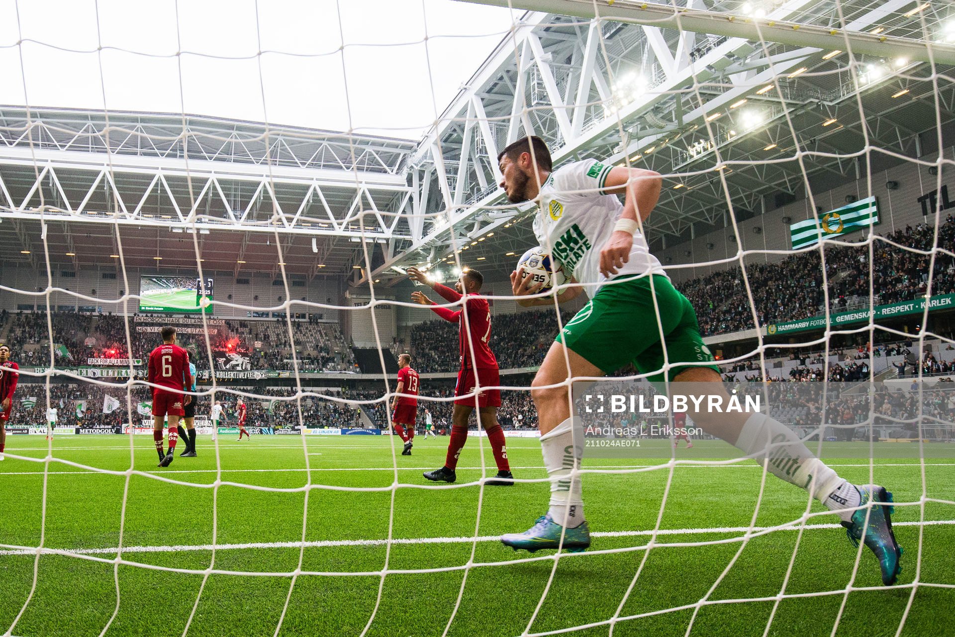 Hammarbys Astrit Selmani hämtar bollen i målen