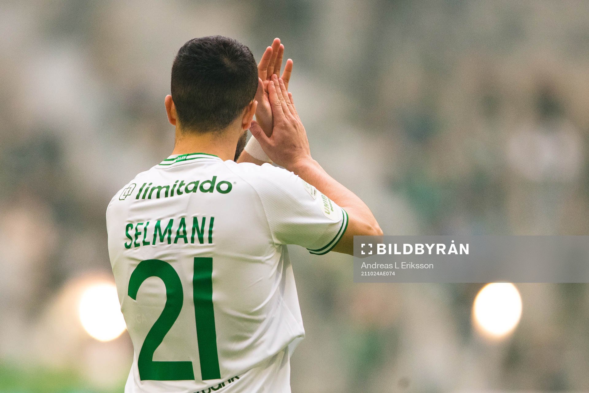 Hammarbys Astrit Selmani jublar under fotbollsmatchen i Allsvenskan mellan Hammarby och Östersund den 24 oktober 2021 i Stockholm. 