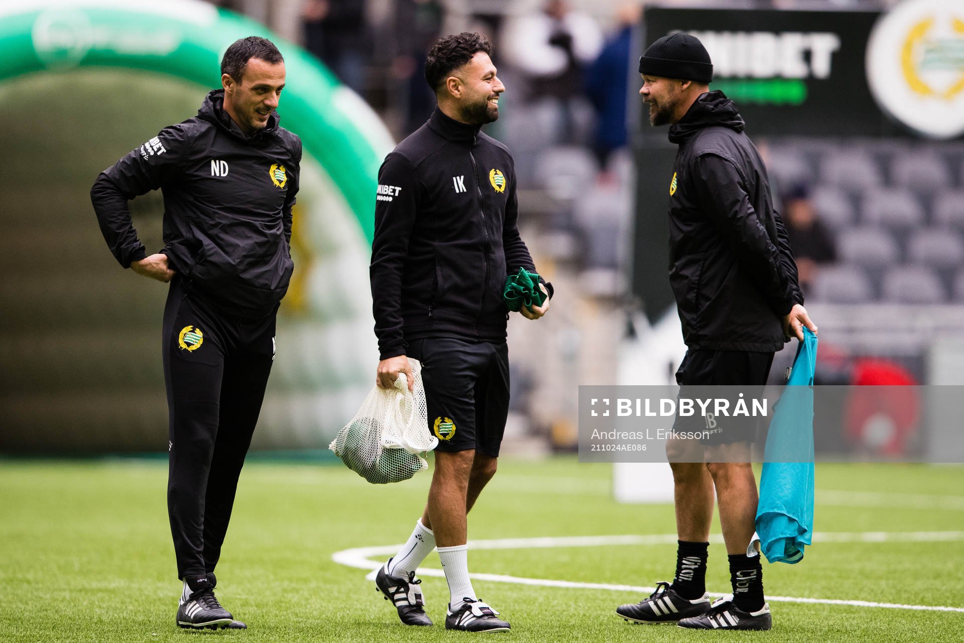 Hammarbys assisterande tränare Nenad Djordjevic, assisterande tränare Imad Khalili assisterande tränare Joachim Björklund under uppvärmningen inför fotbollsmatchen i Allsvenskan mellan Hammarby och Östersund den 24 oktober 2021 i Stockholm.
