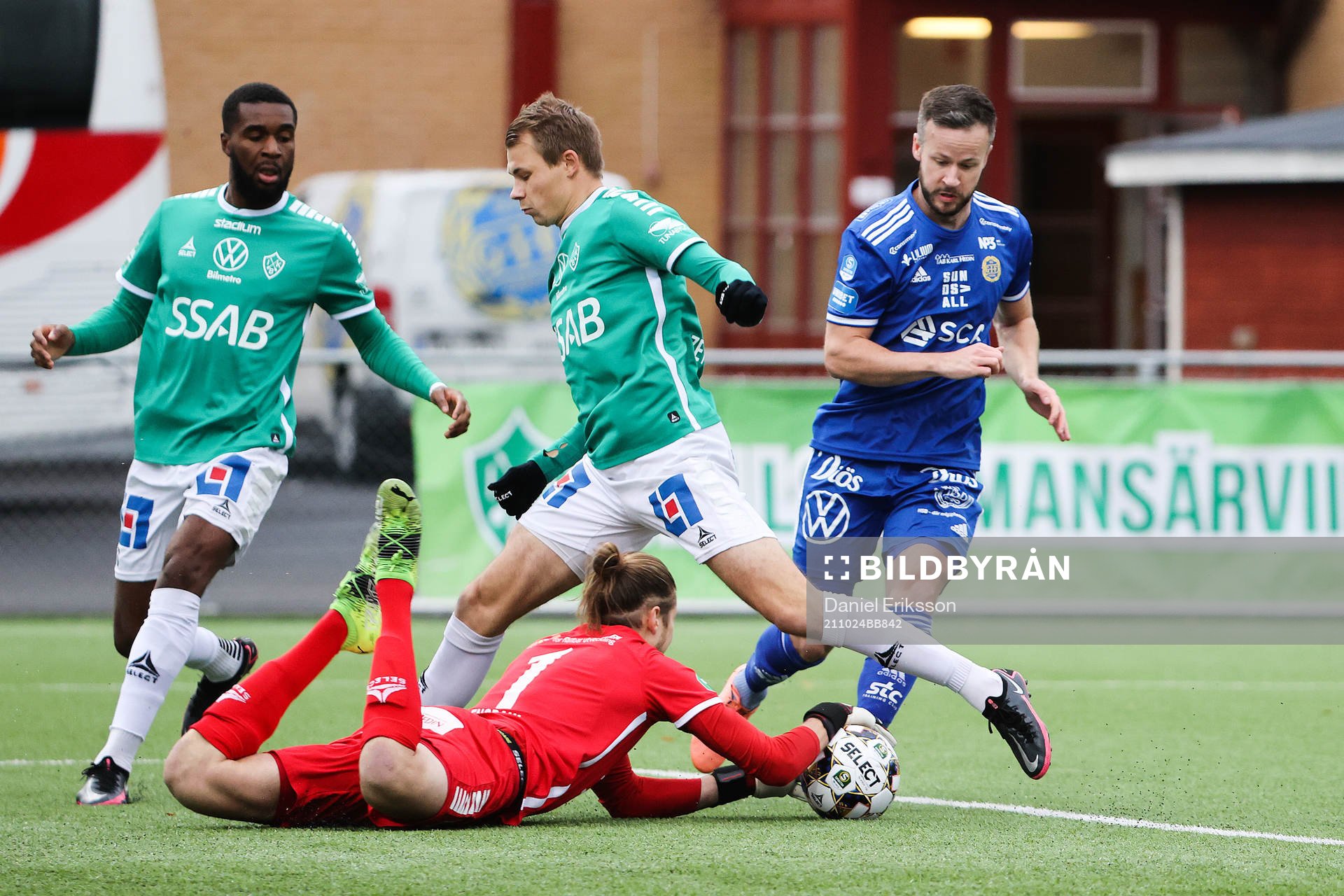 Brages målvakt Adrian Engdahl, Alexander Zetterström och
