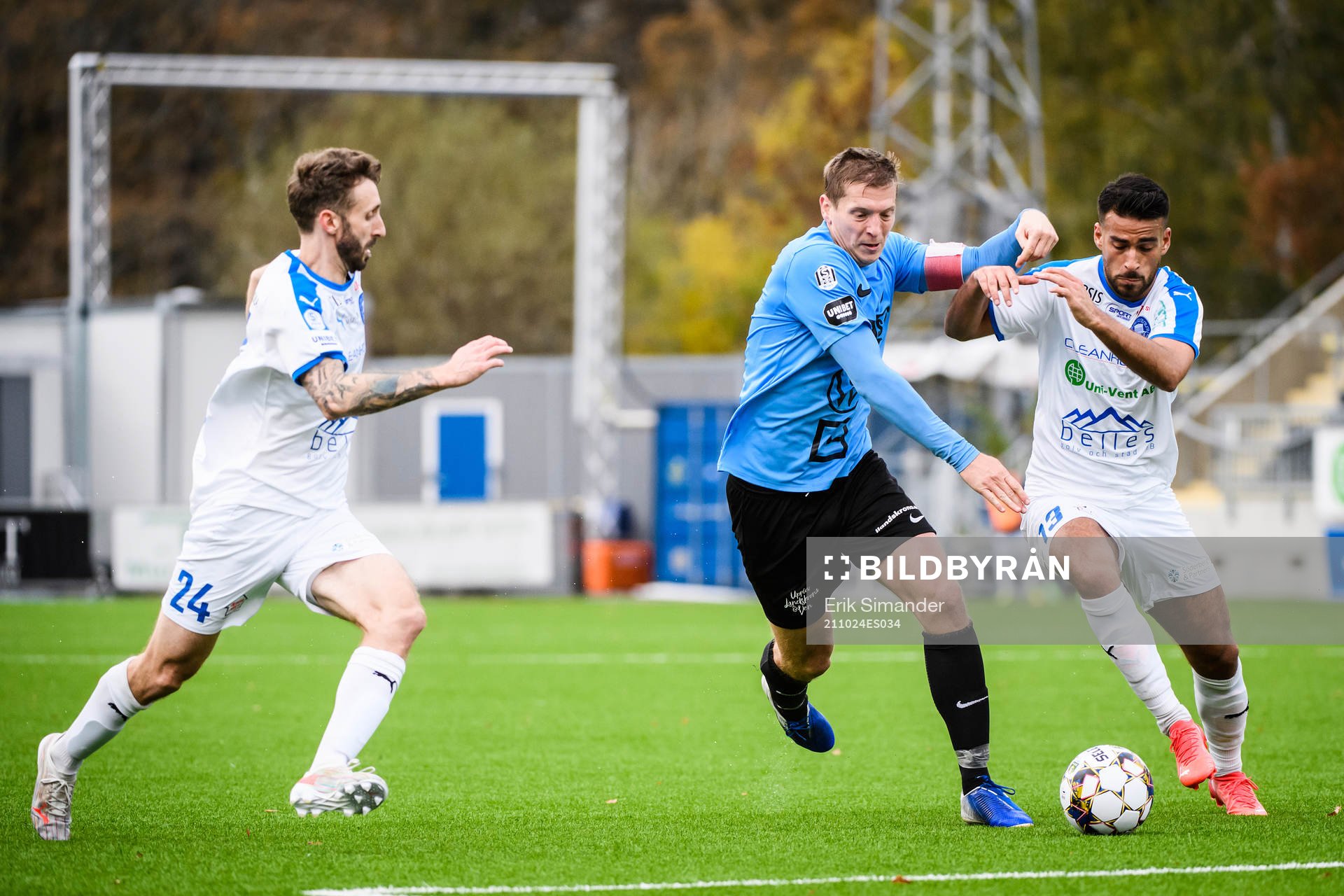 Landskronas Philip Andersson i kamp om bollen med Akropolis